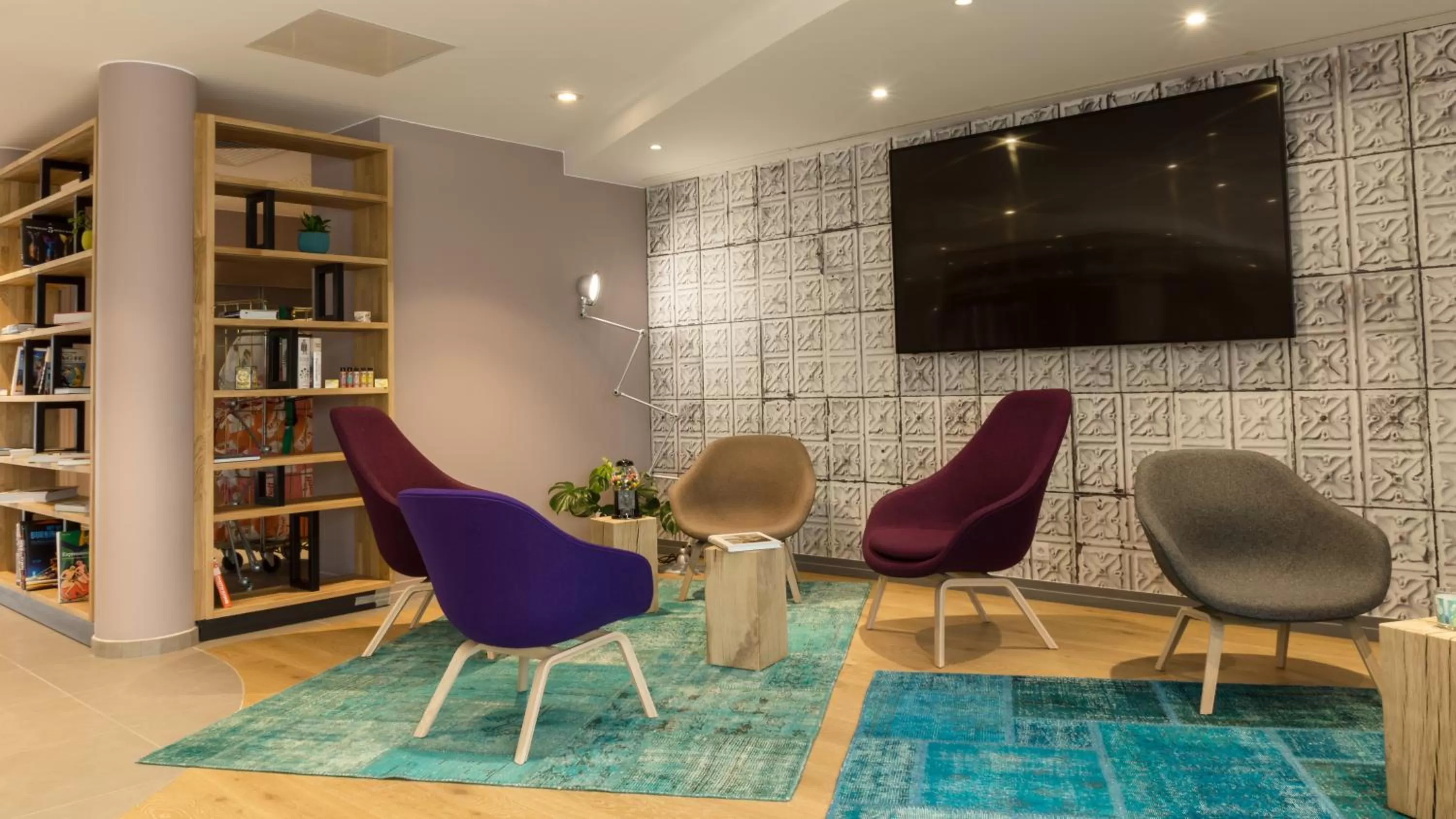 Communal lounge/ TV room in Campanile Tours Nord