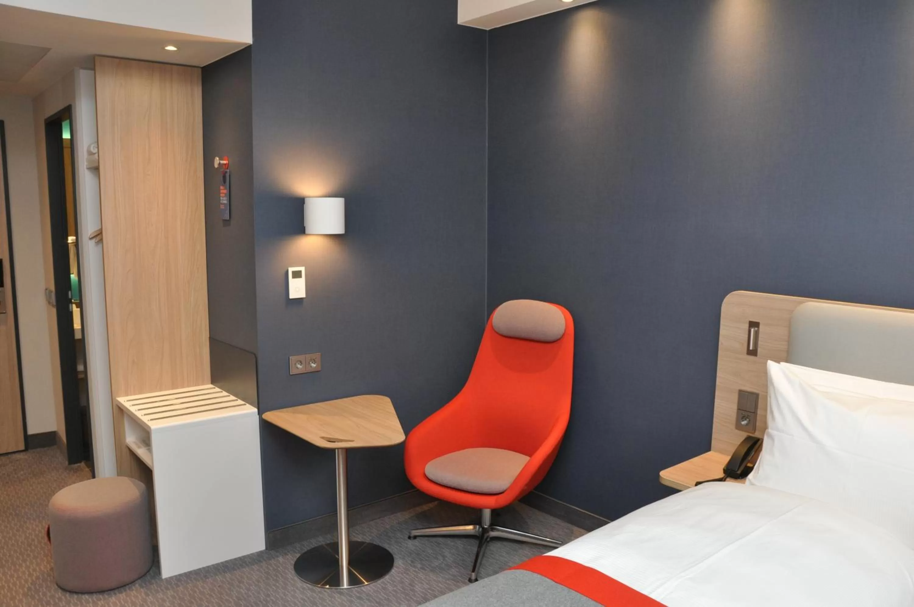 Photo of the whole room, Bed in Holiday Inn Express - Sindelfingen by IHG