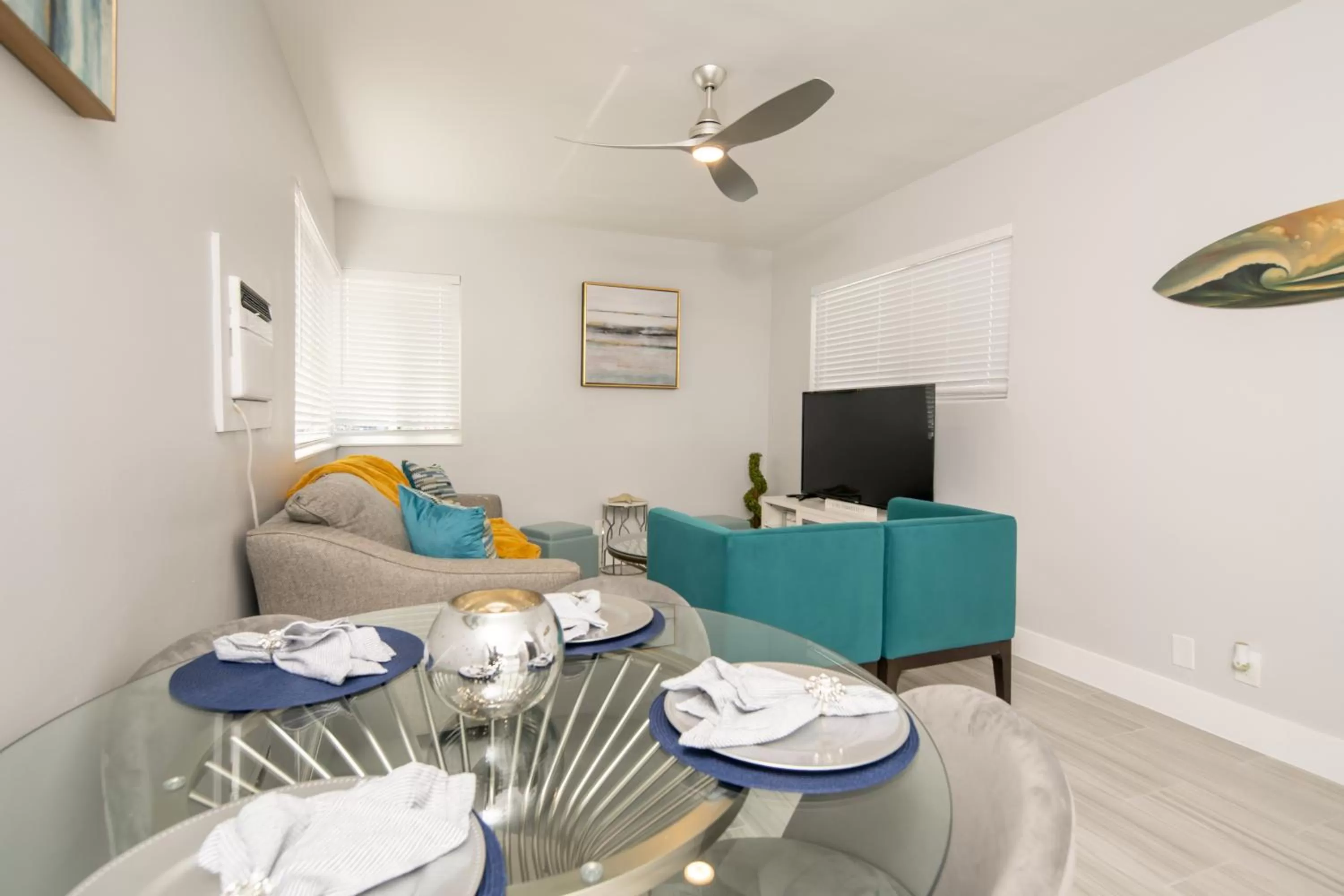 Dining area in The Surf Hollywood Beach