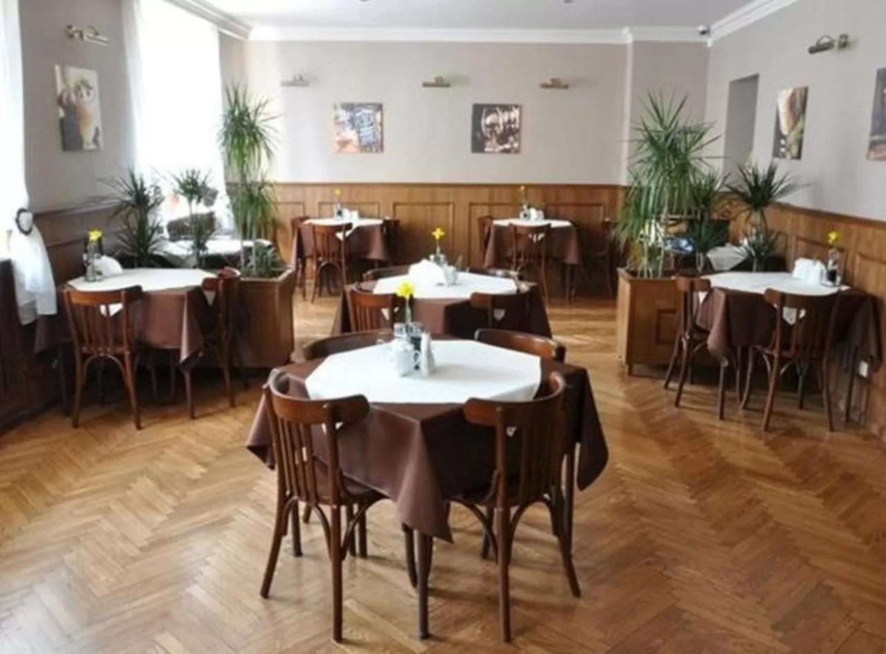 Restaurant/places to eat in Hotel Iskra