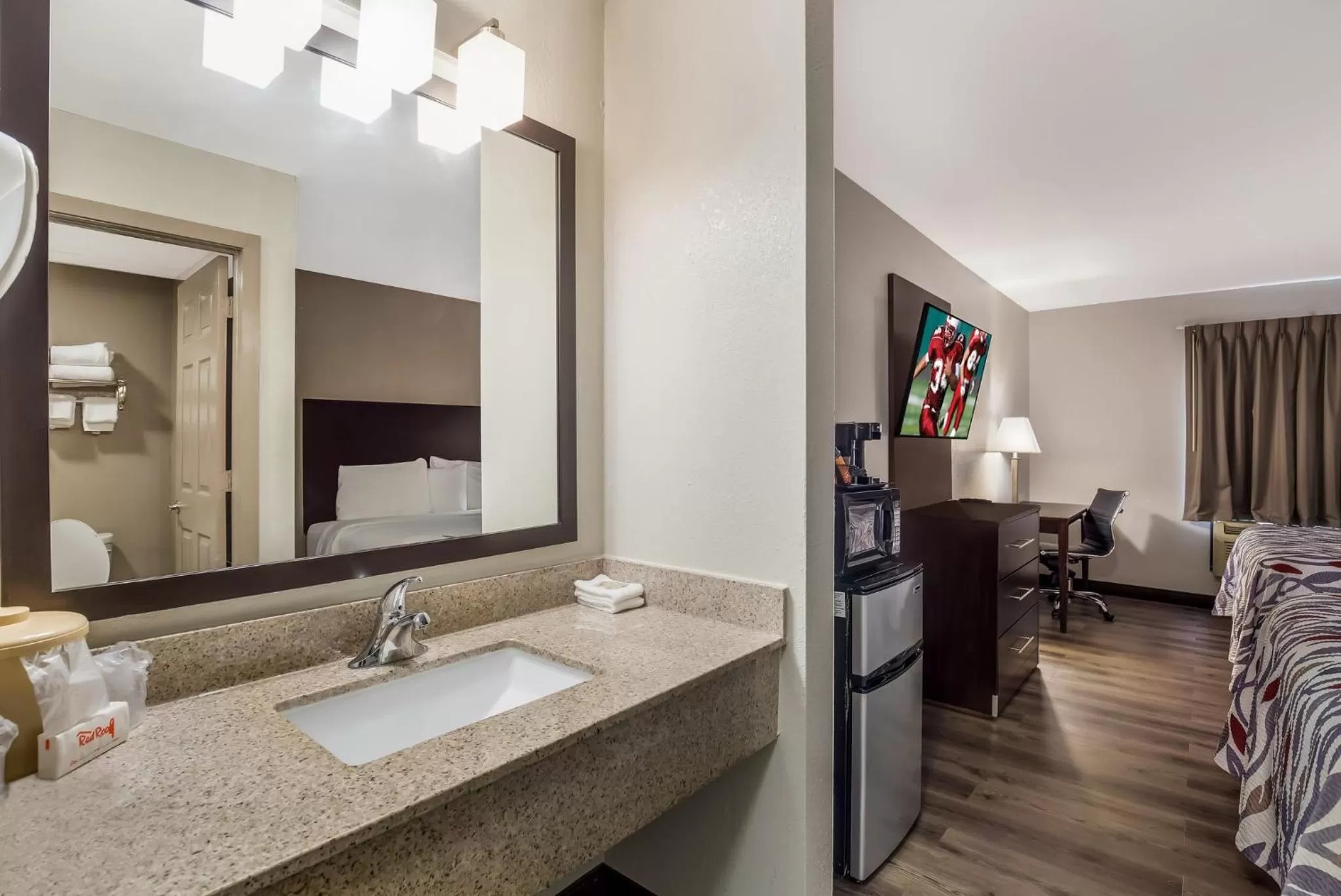 Bathroom, Bed in Red Roof Inn Allentown South