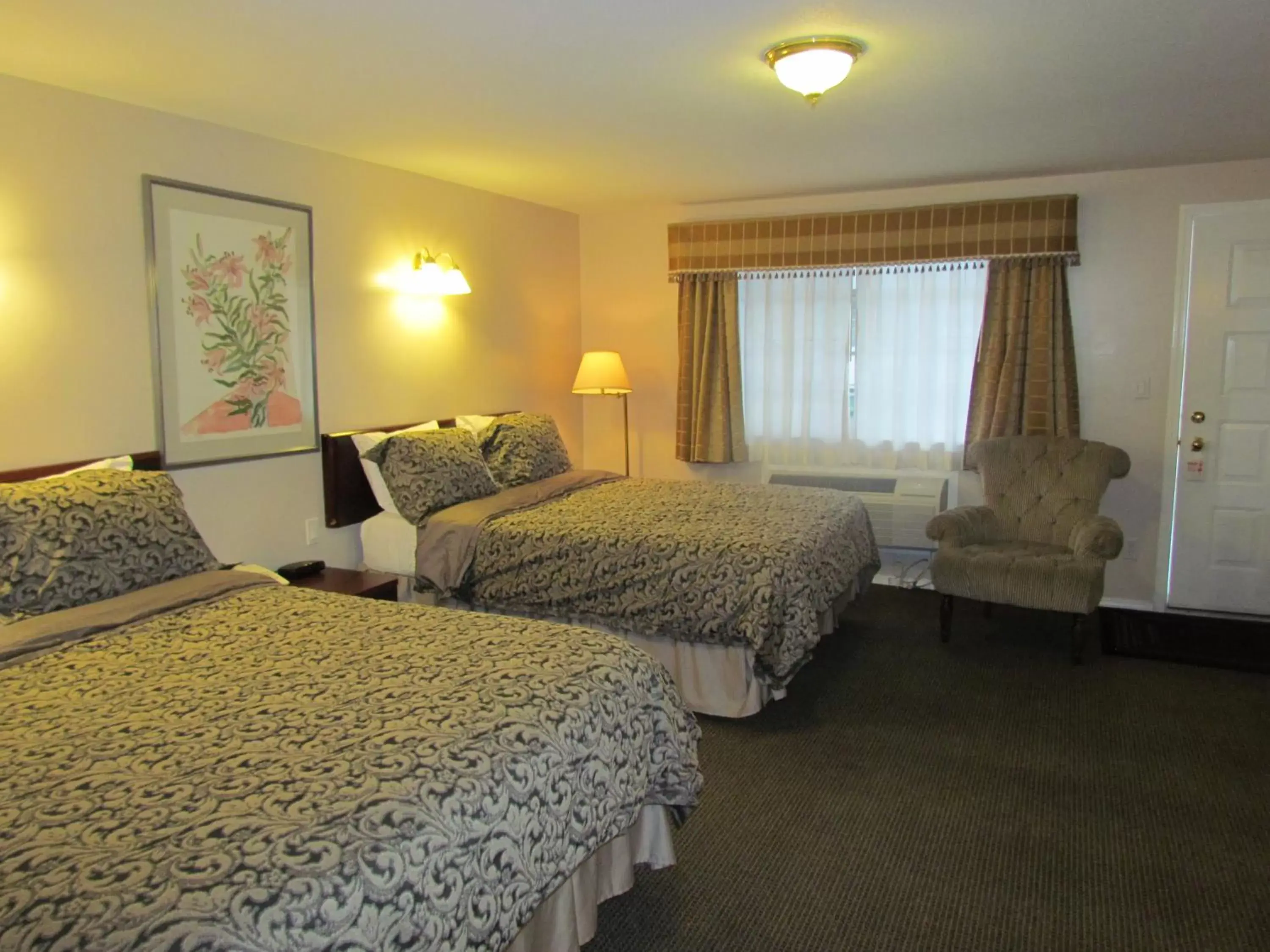 Deluxe Queen Room with Two Queen Beds in Rosedale Motel Deluxe Queen Room with Two Queen Beds in Rosedale Motel