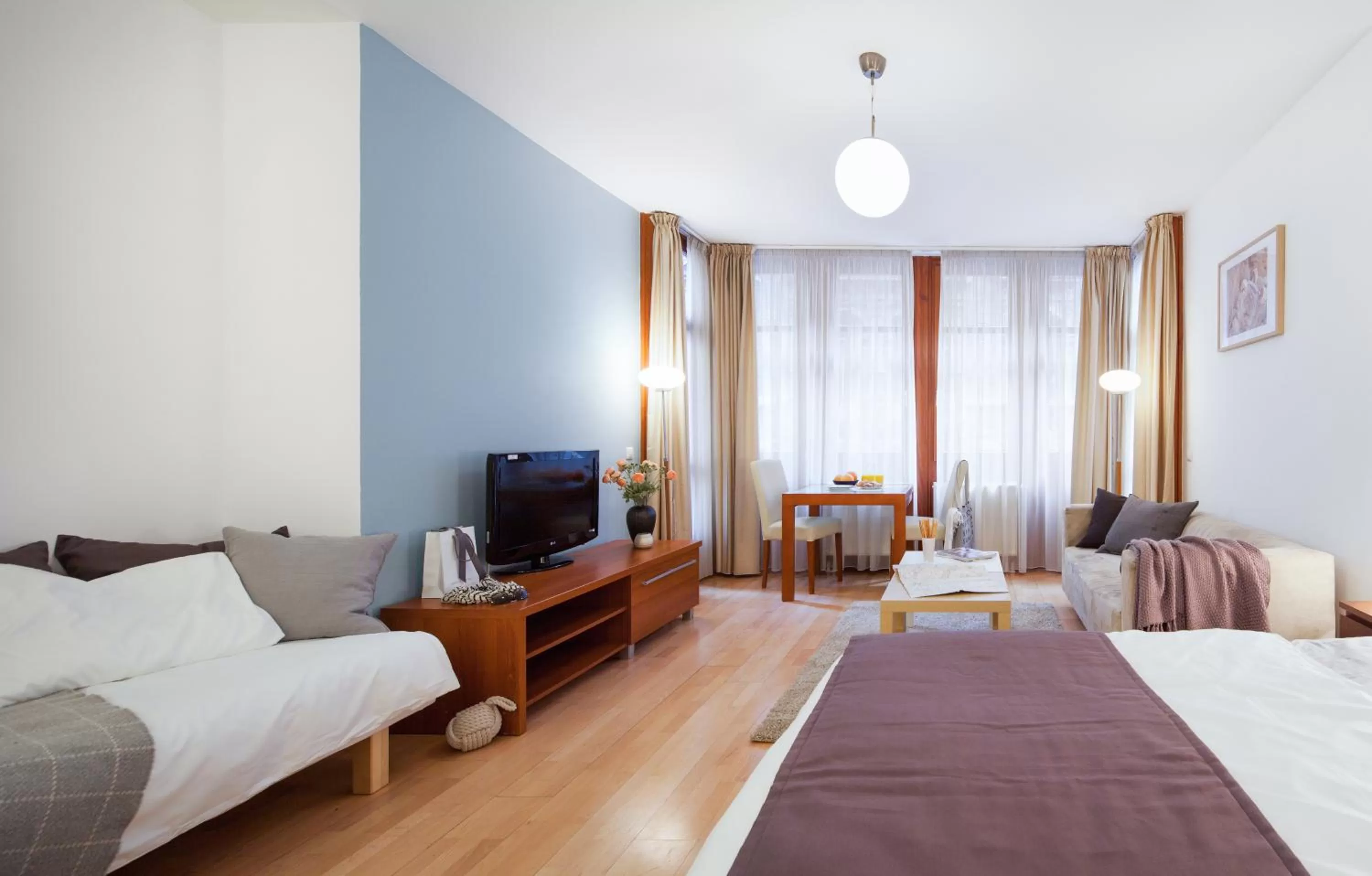 Living room, Bed in Lord Residence