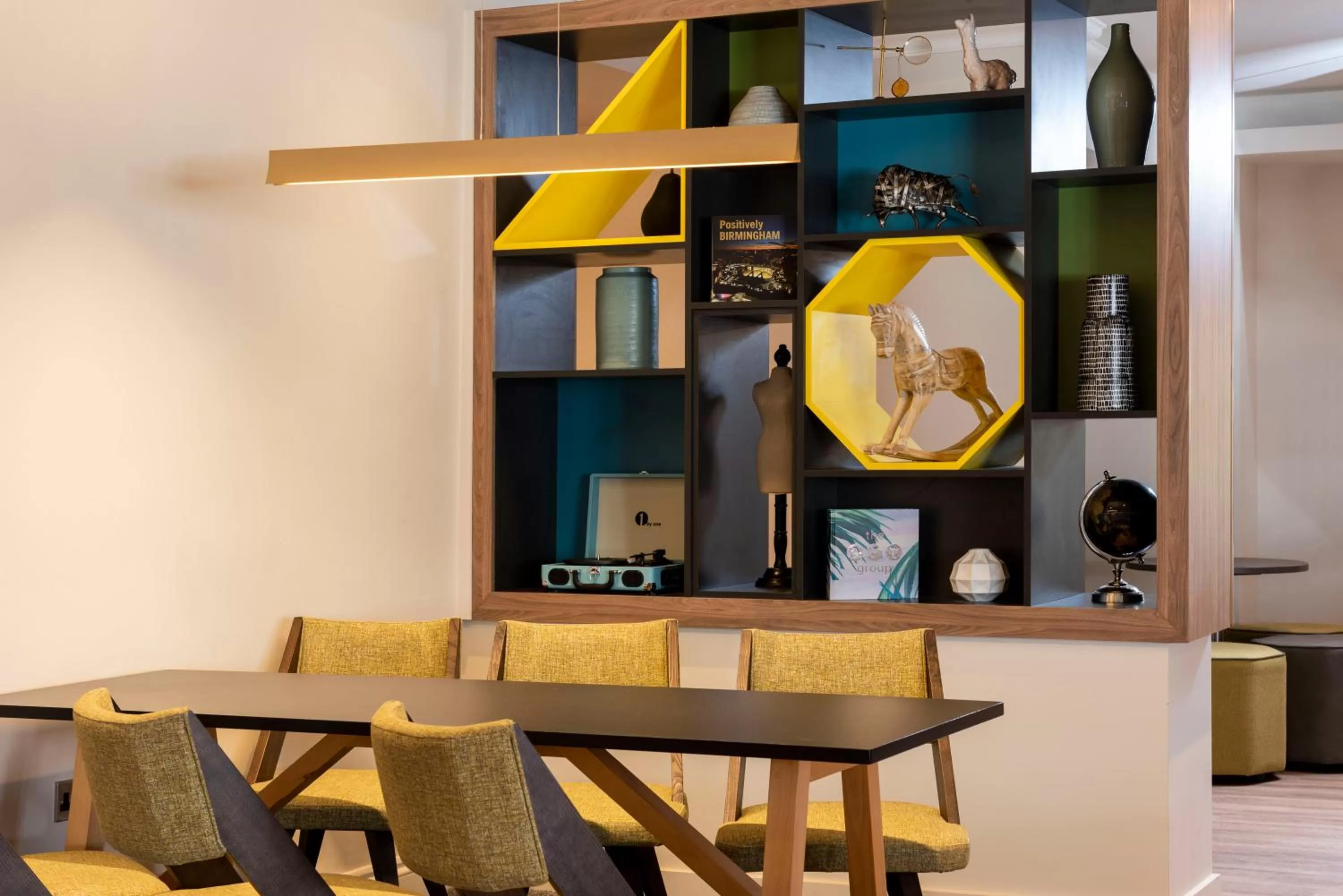 Lounge or bar in Holiday Inn Birmingham M6, Jct7 by IHG