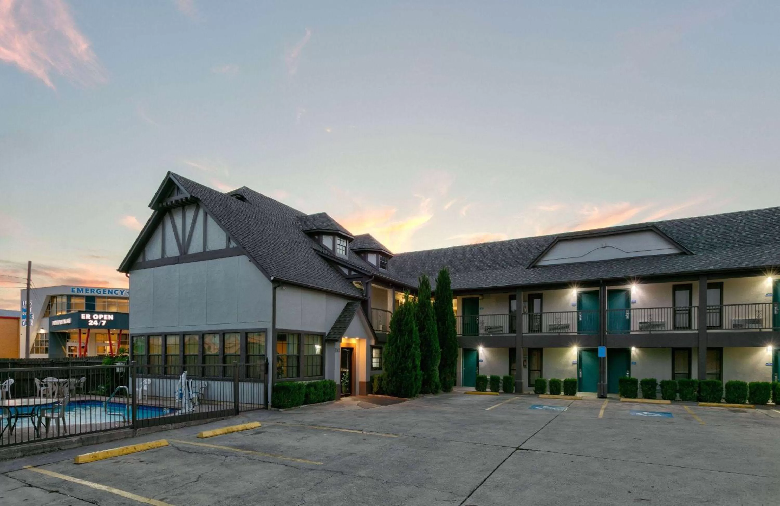 Property building in Howard Johnson by Wyndham San Marcos