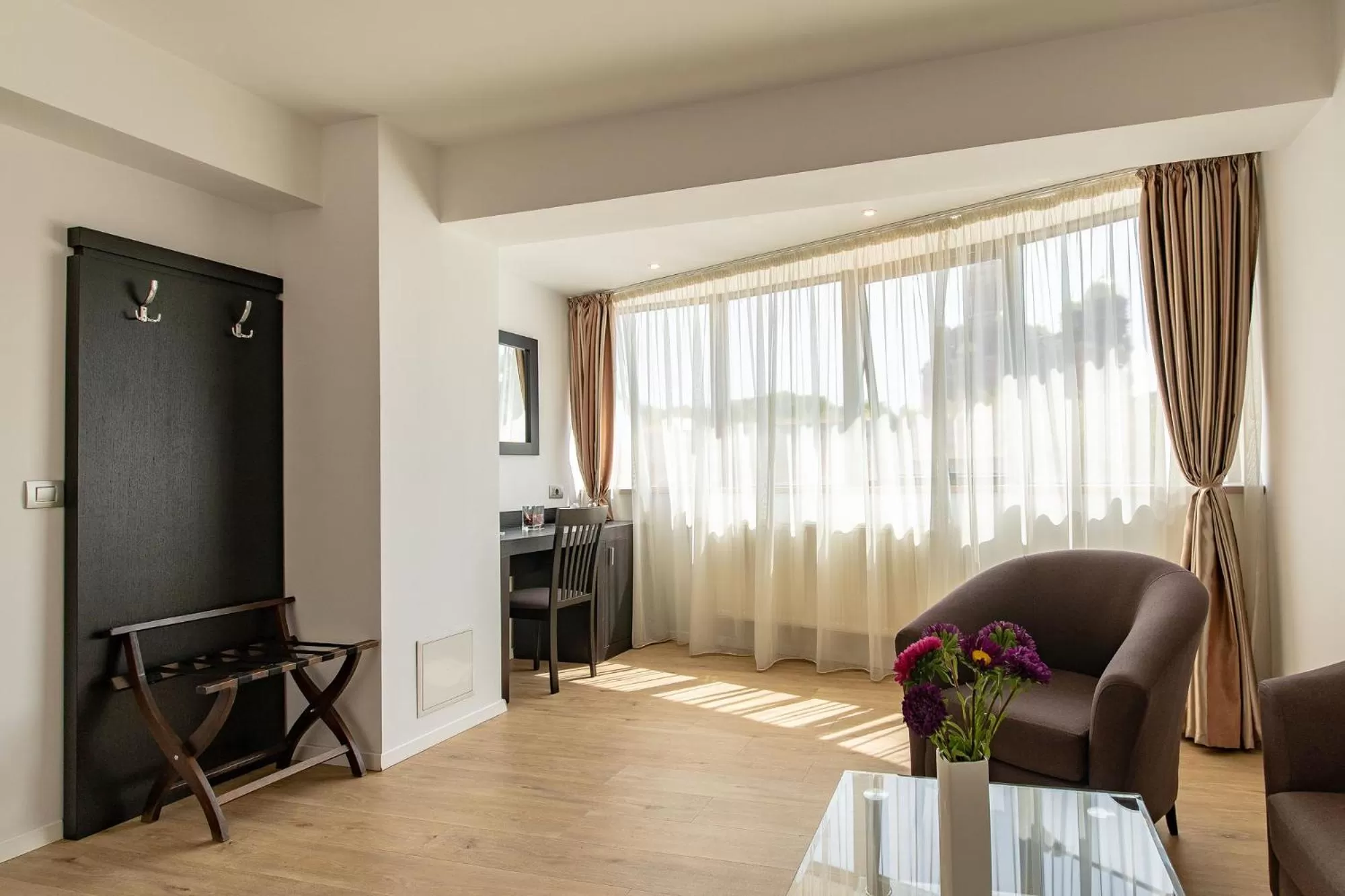 Photo of the whole room in Hotel Parliament