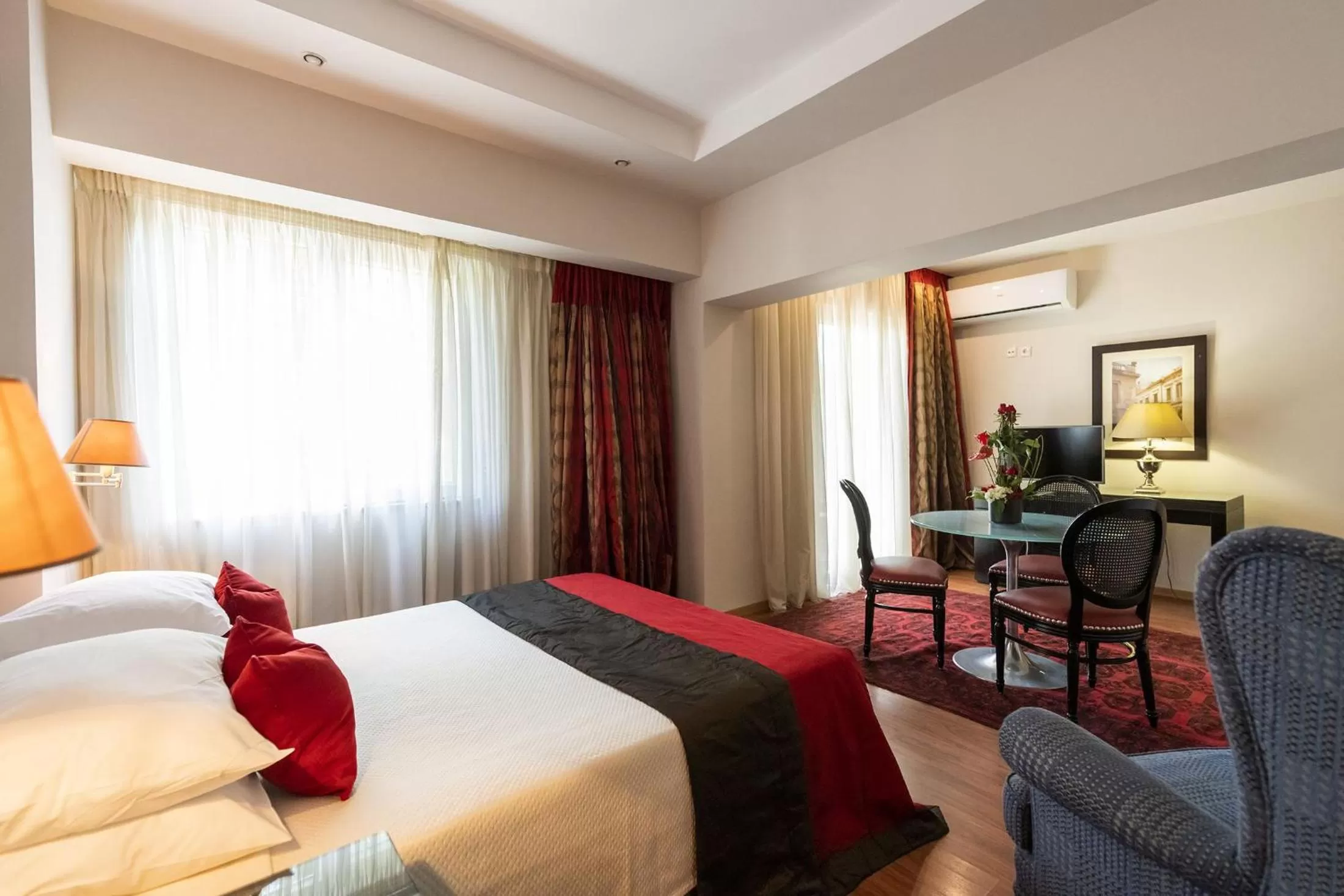 Bed in Best Western Plus Embassy Hotel