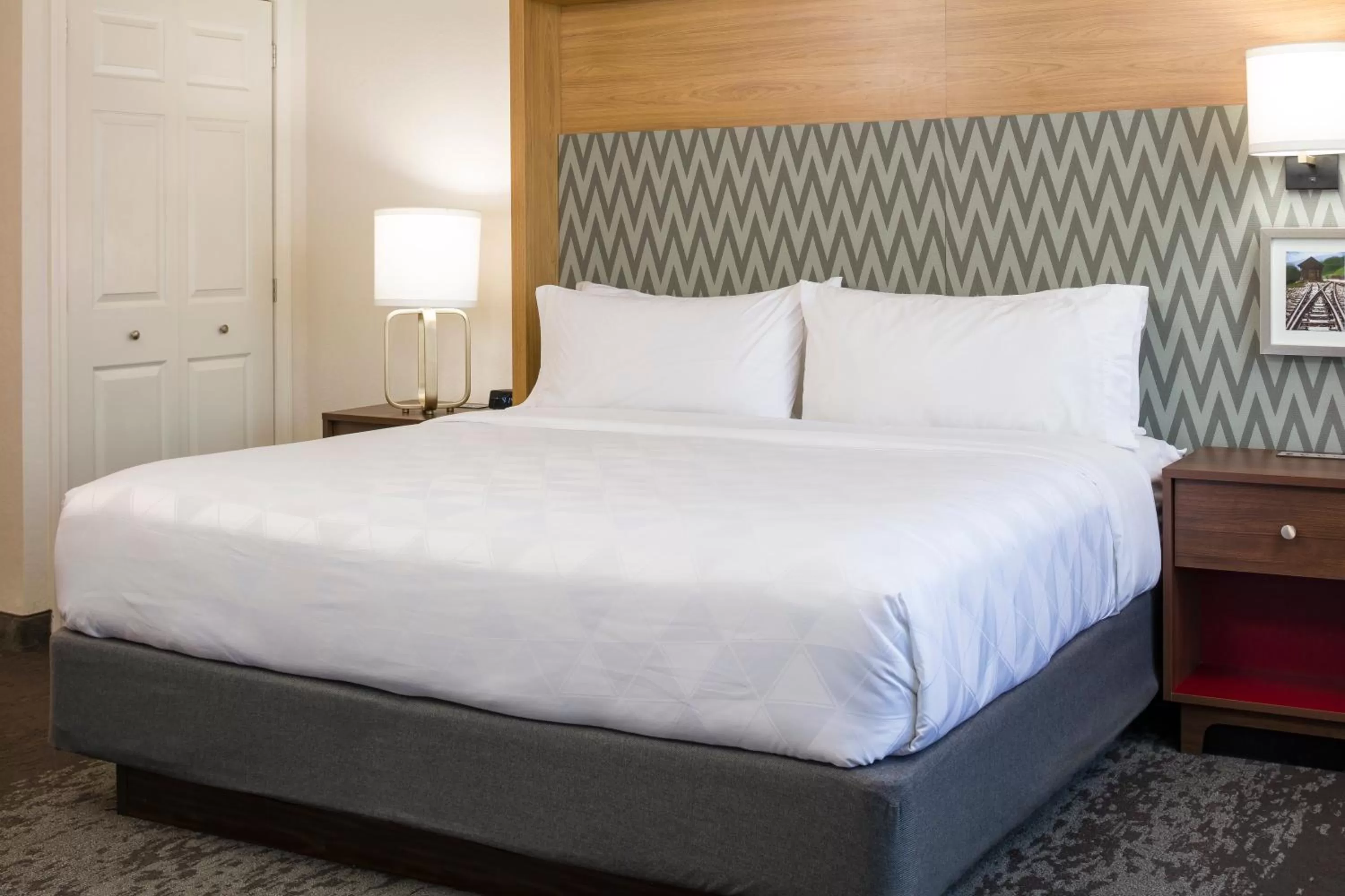 Photo of the whole room, Bed in Holiday Inn Salem by IHG