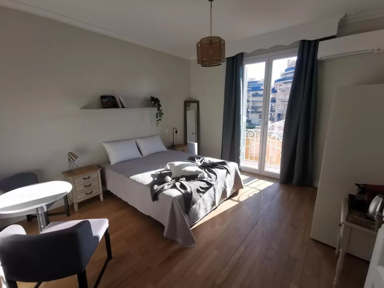 Photo of the whole room in Chambre privée luxueuse Villa Monte 0ropa