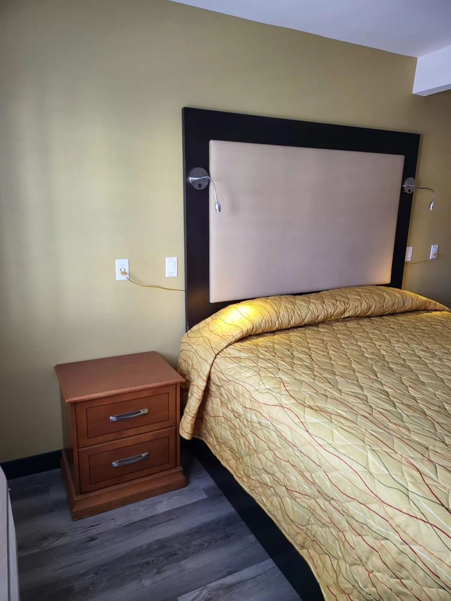 Bedroom, Bed in Stadium Inn & Spas