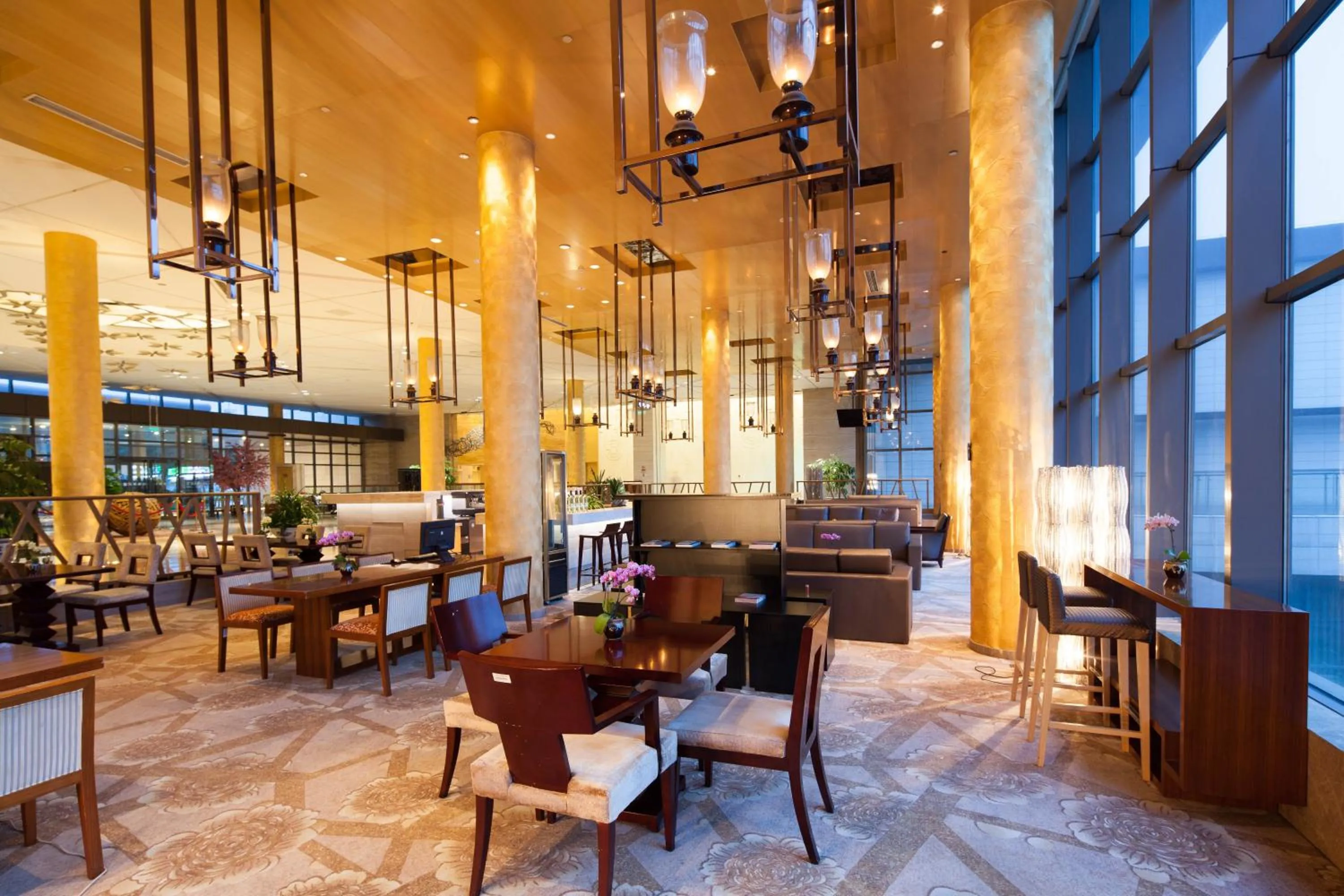 Lounge or bar in Holiday Inn Beijing Shijingshan Parkview by IHG