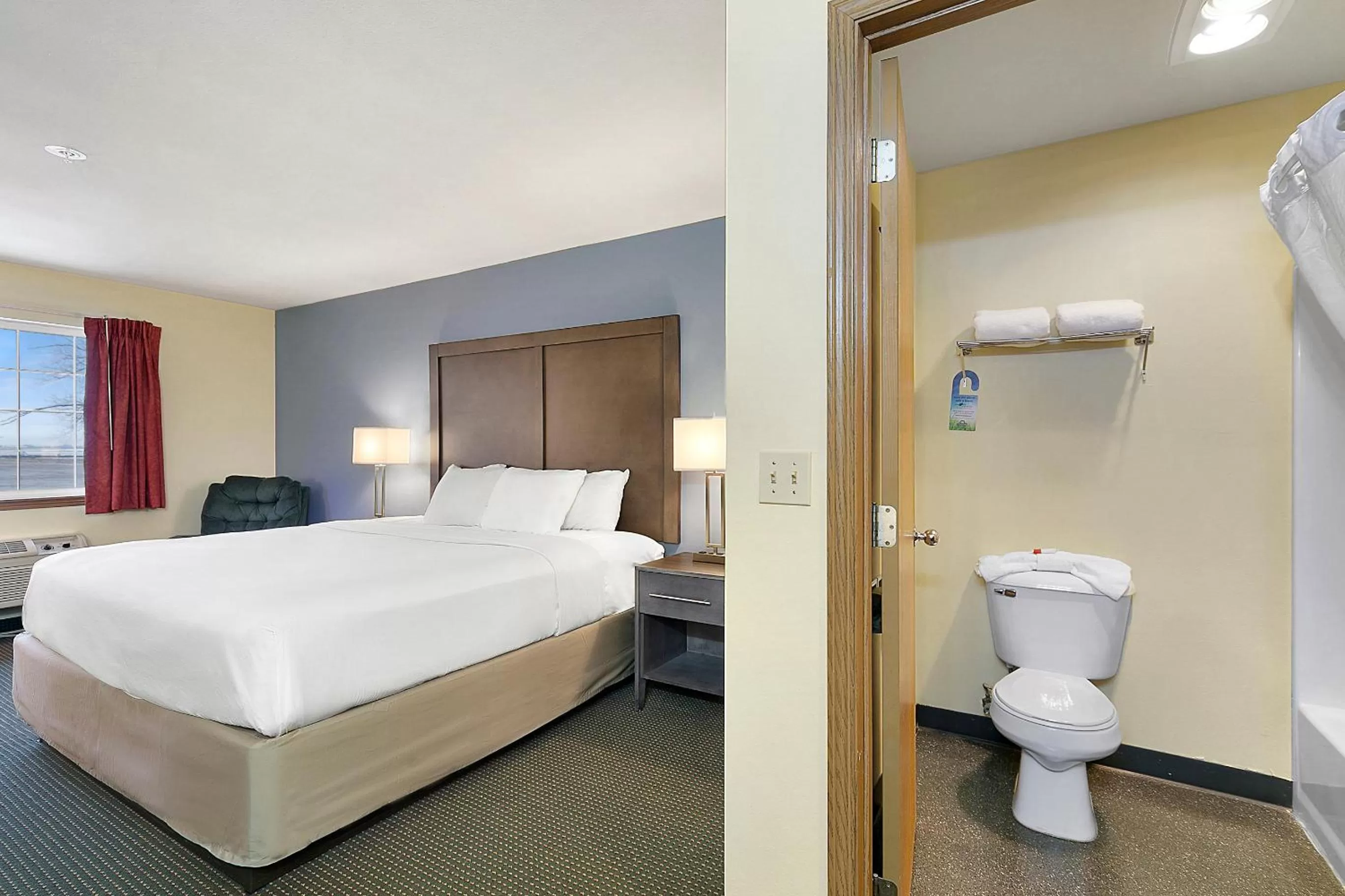 Toilet, Bed in Days Inn by Wyndham Ellensburg