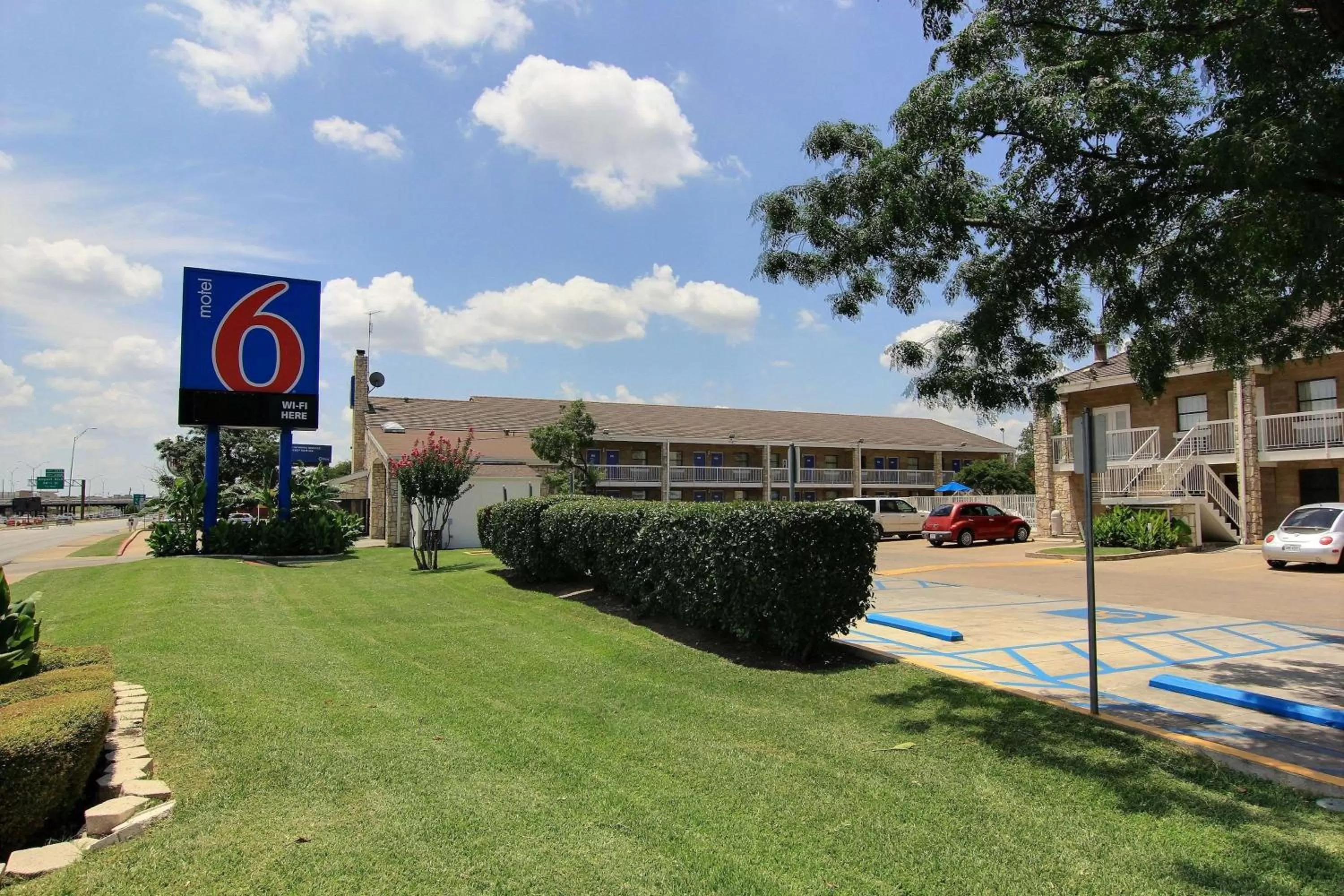Property building in Motel 6 Austin, TX - Central Downtown UT