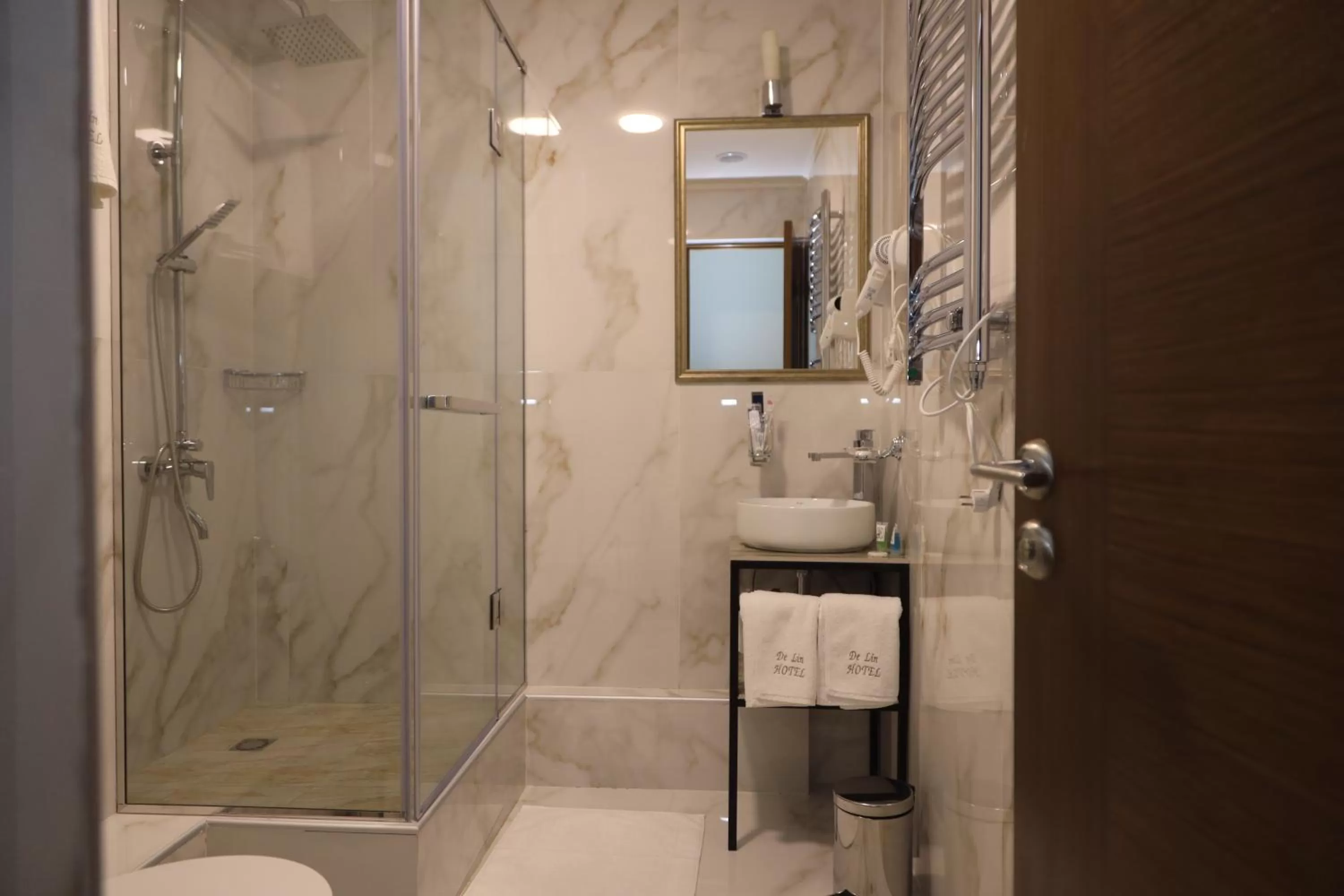 Shower in DeLin Hotel And Tours