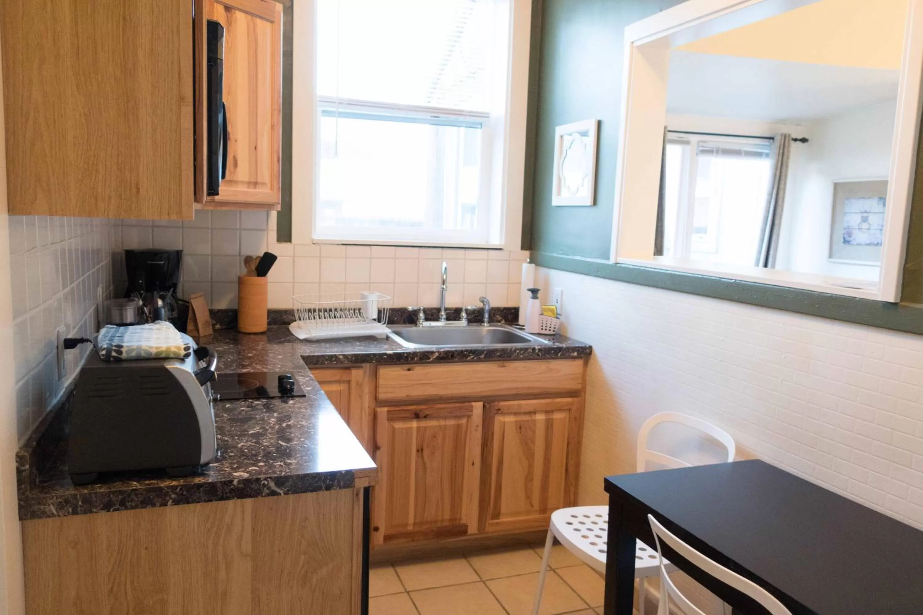 Kitchen or kitchenette in Sauerdough Lodging