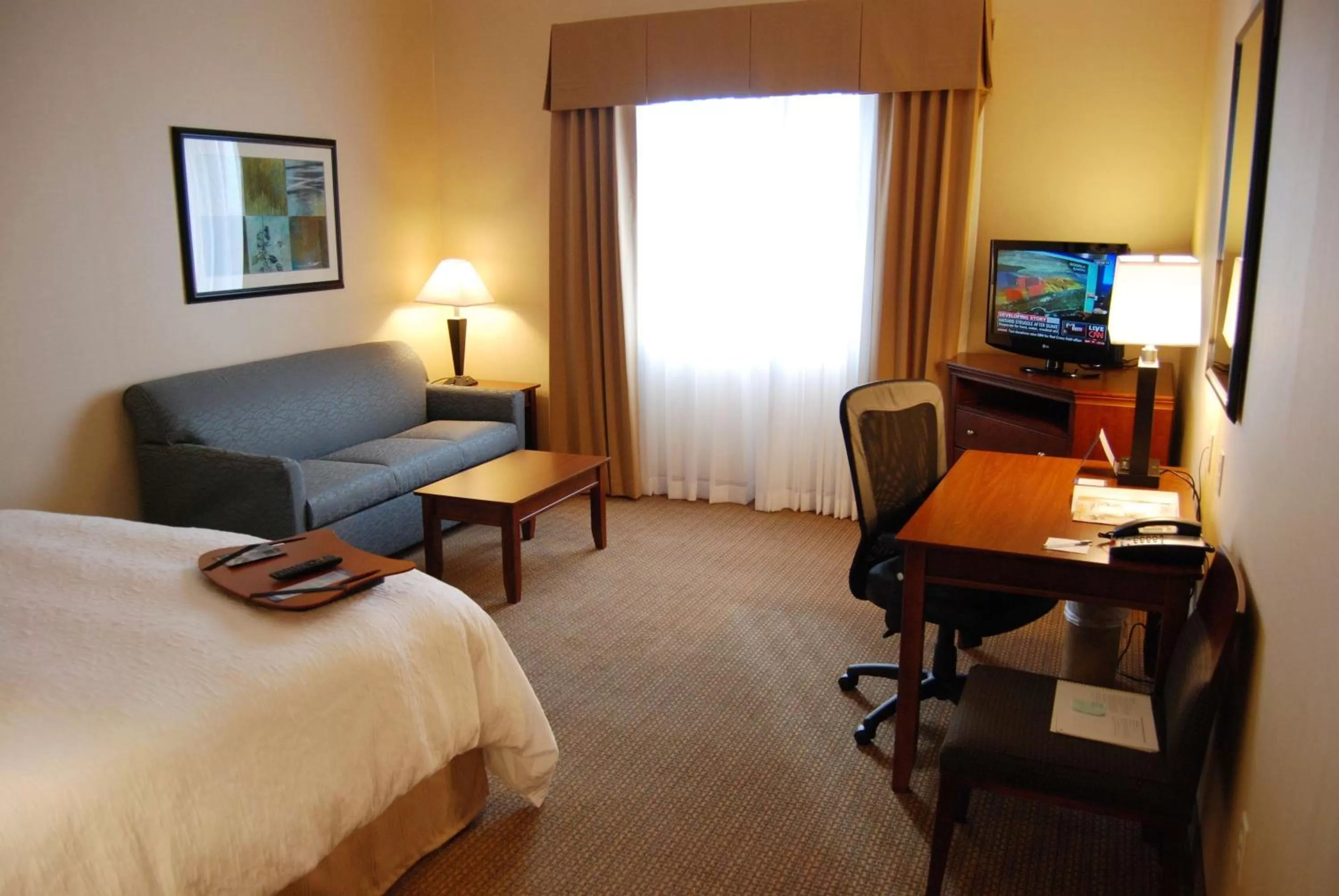 Bedroom, Bed in Hampton Inn & Suites Folsom