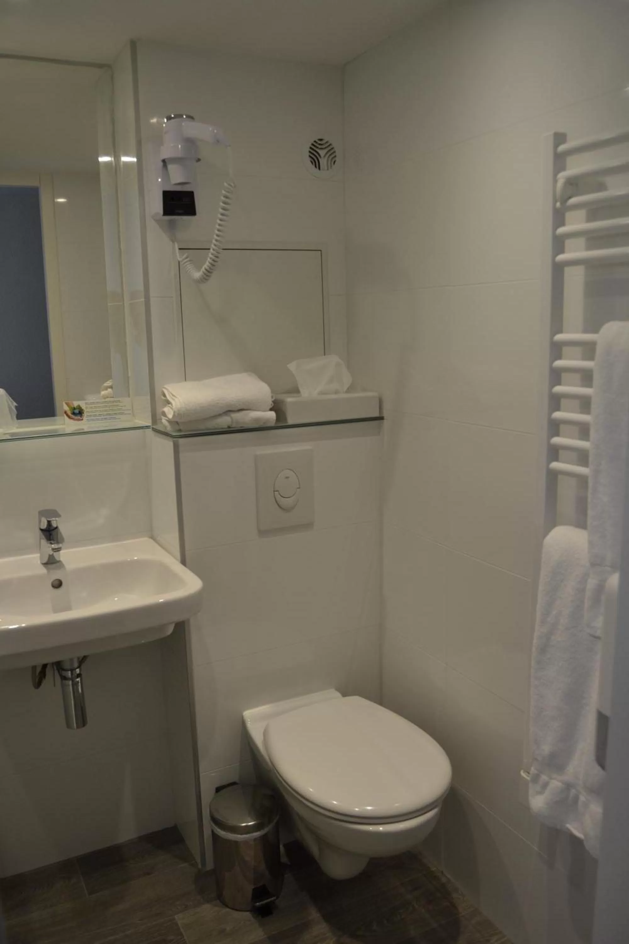 Bathroom in Hotel du Parc Euromédecine by AKENA