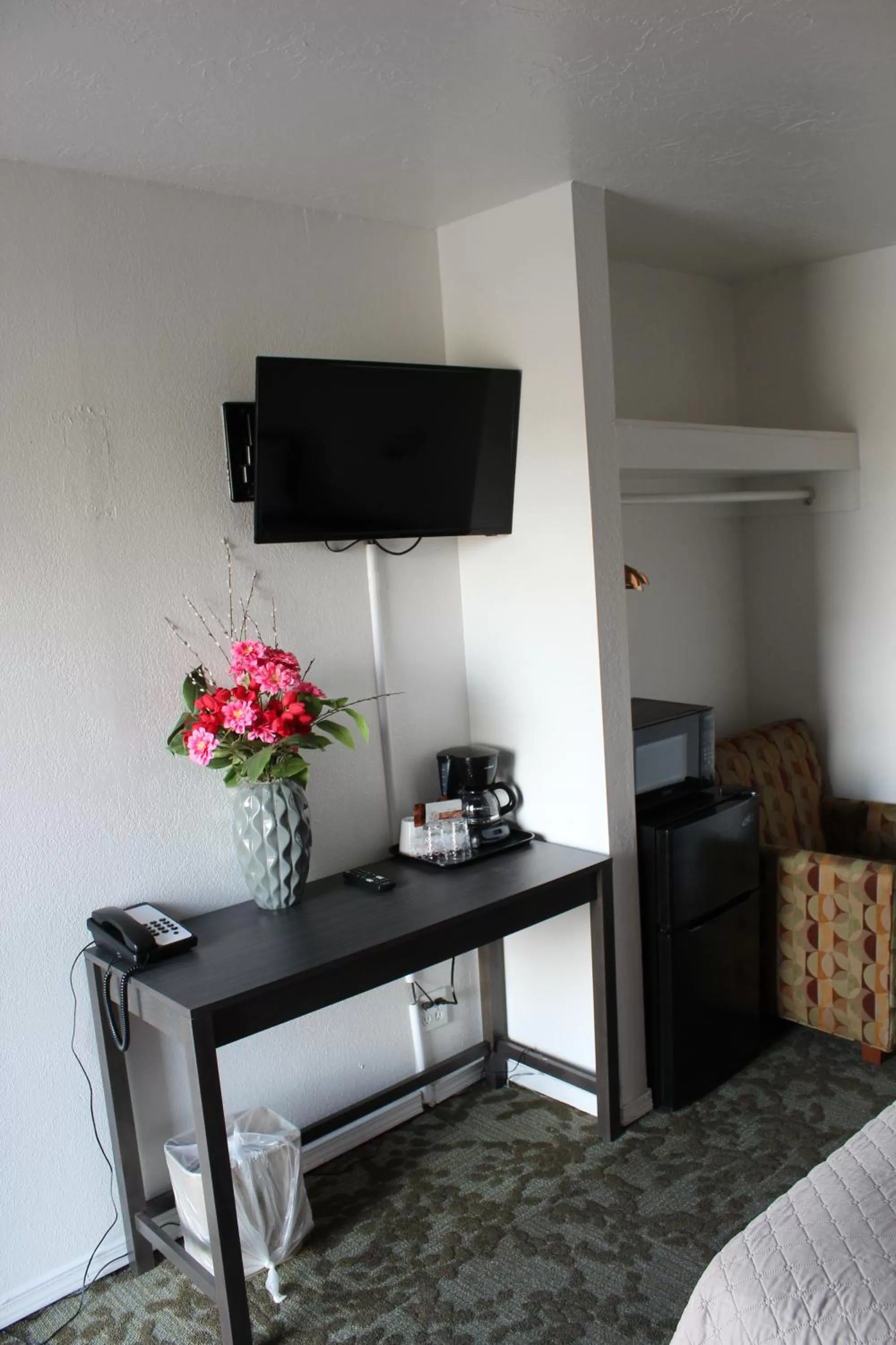 TV and multimedia in Chalet Motel - Affordable Stay in Central Bend