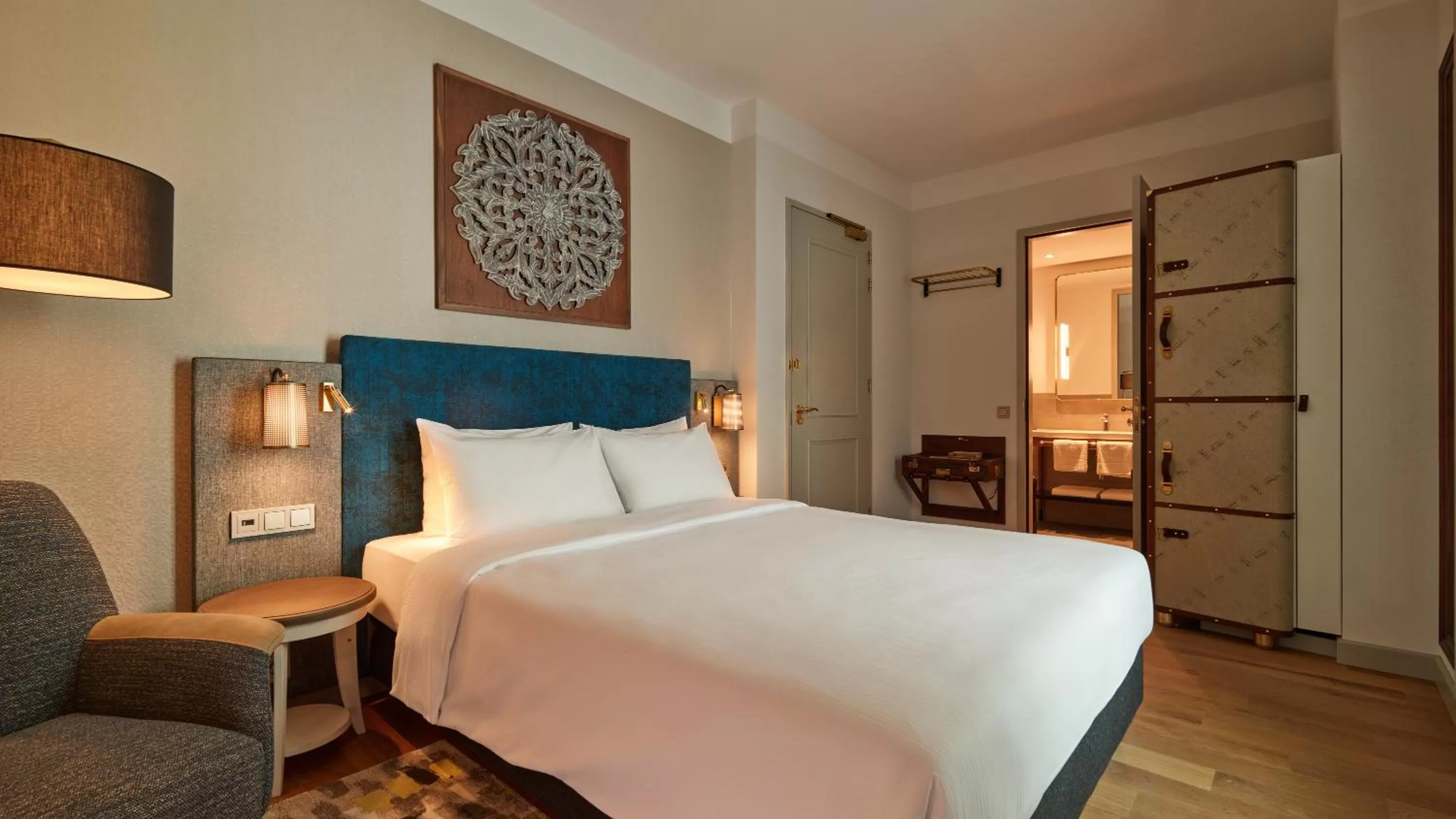 Photo of the whole room, Bed in voco The Hague by IHG