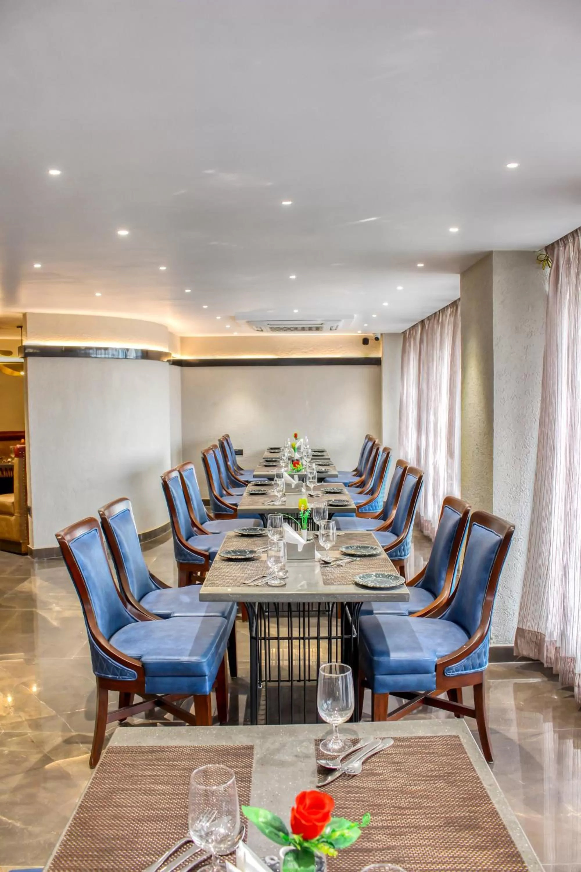 Restaurant/places to eat in Aura Rooms