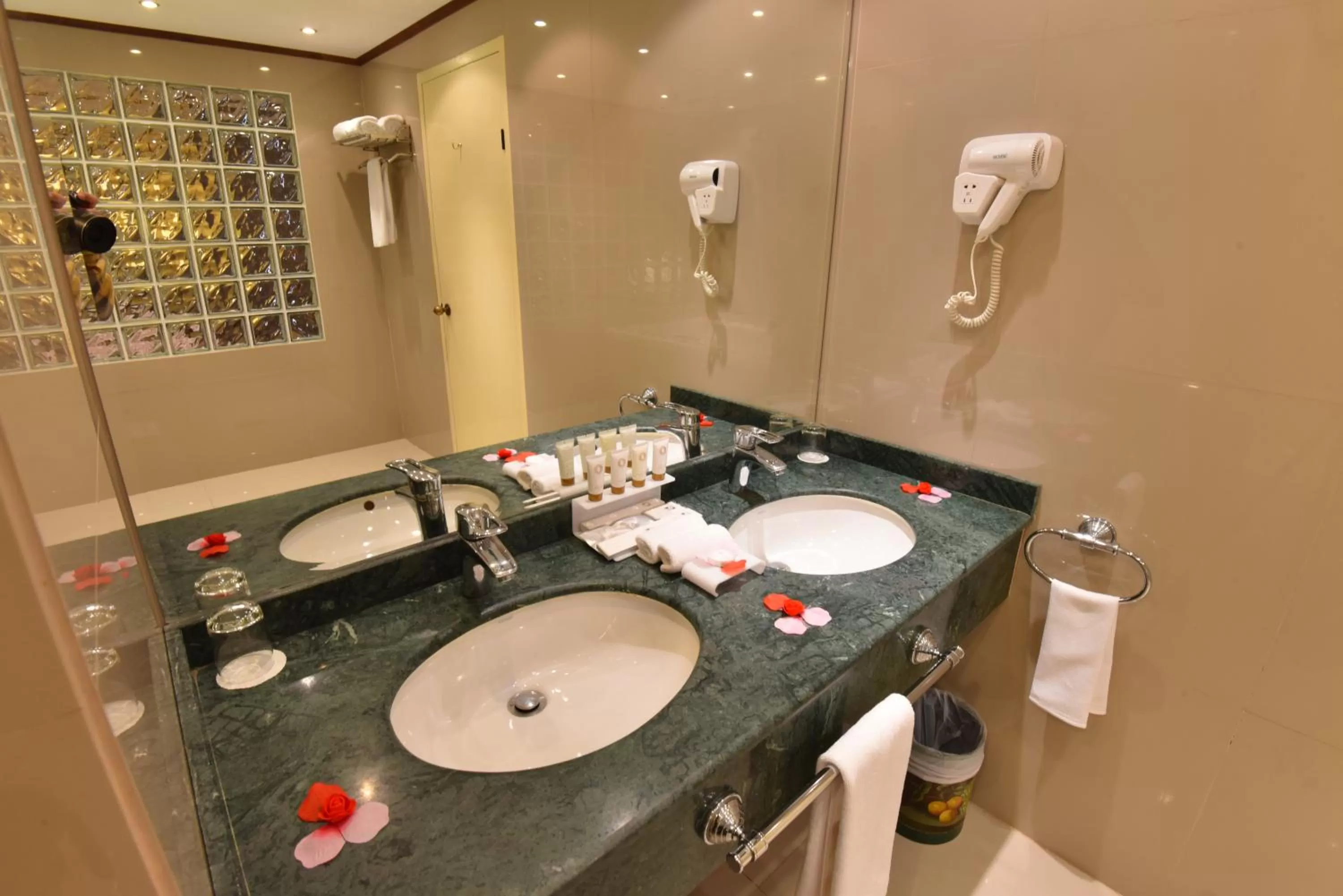 Bathroom in Inn & Go Kuwait Plaza