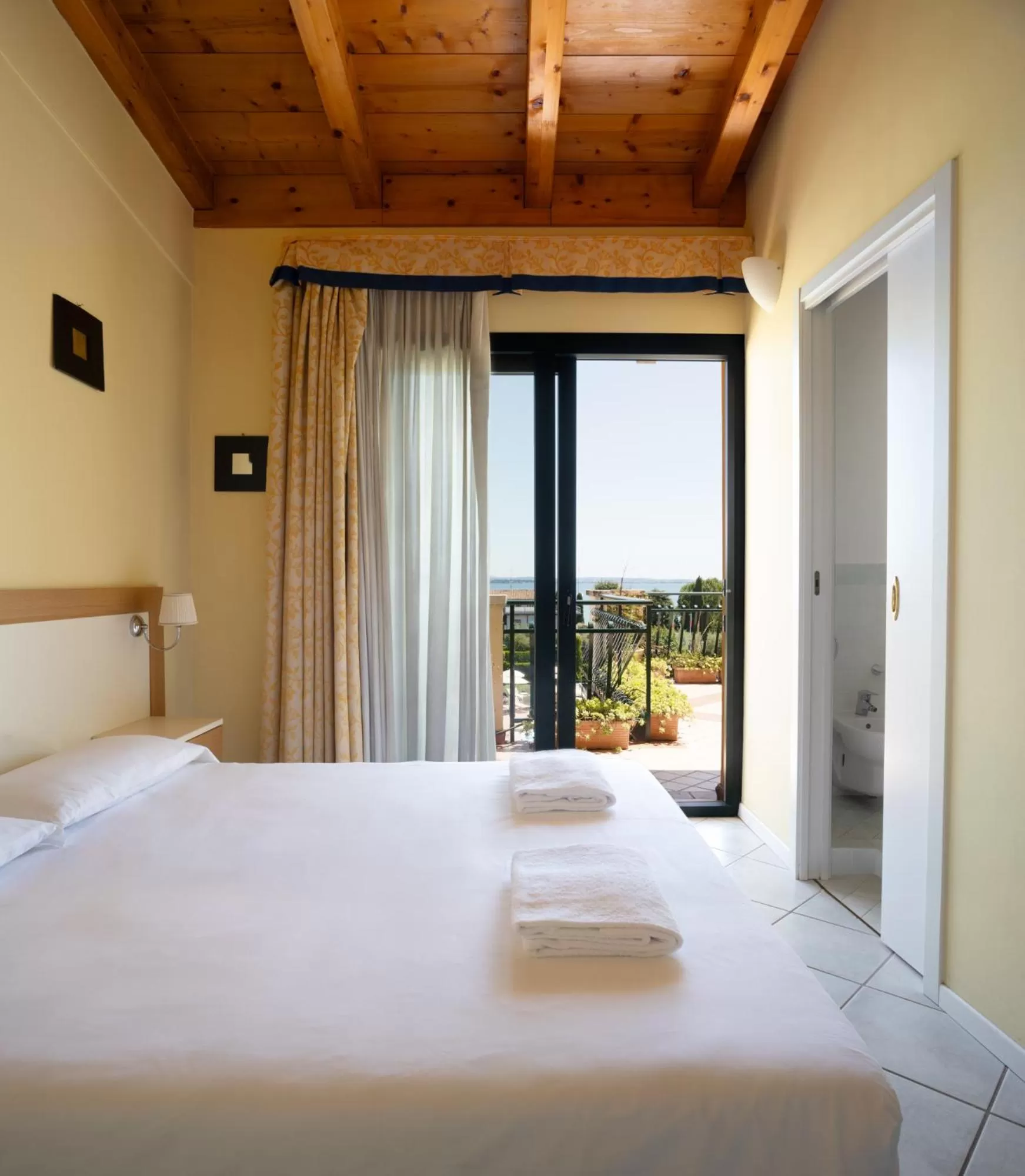 Bed in Le Terrazze sul Lago Hotel & Residence
