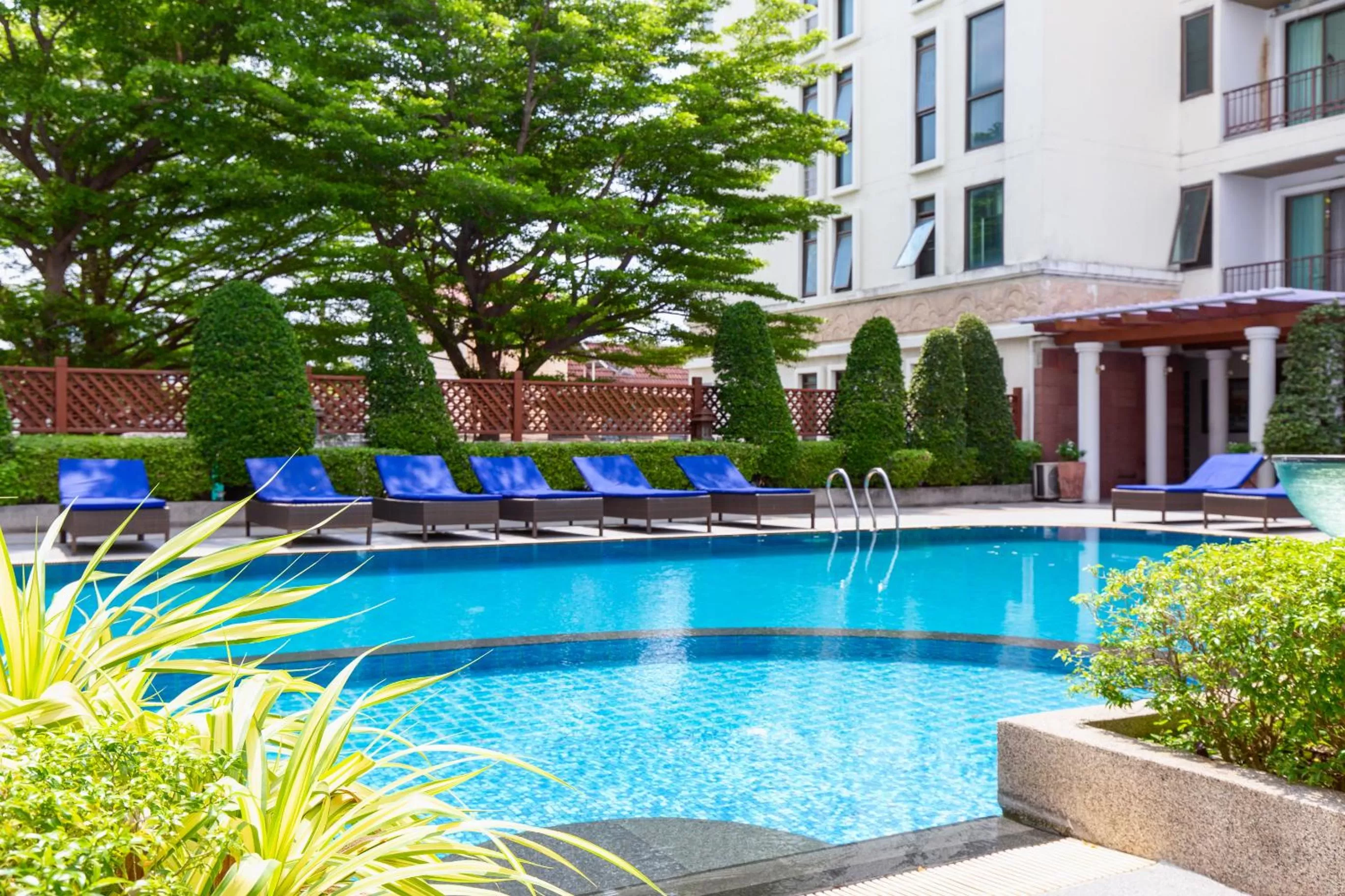 Swimming pool in Lasalle Suites Hotel & Residence