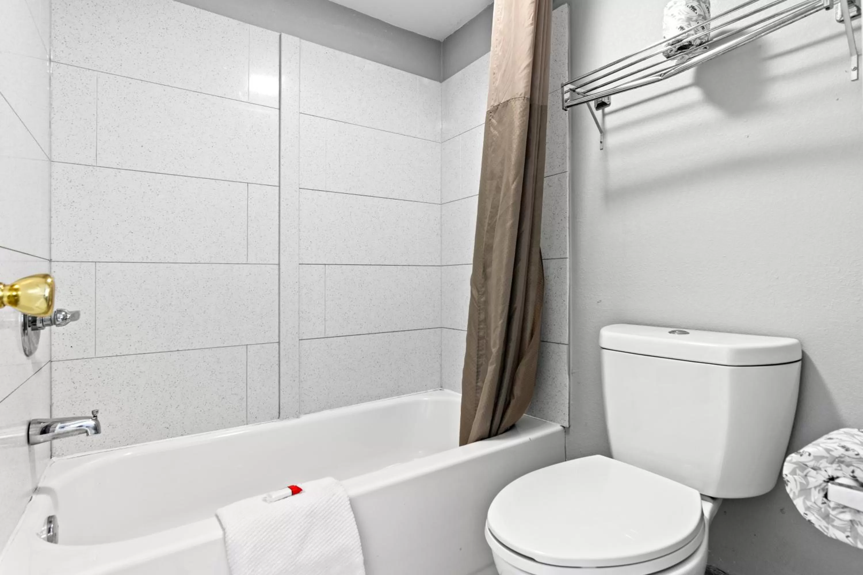 Bath in Econo Lodge Inn & Suites Virginia Beach - Norfolk