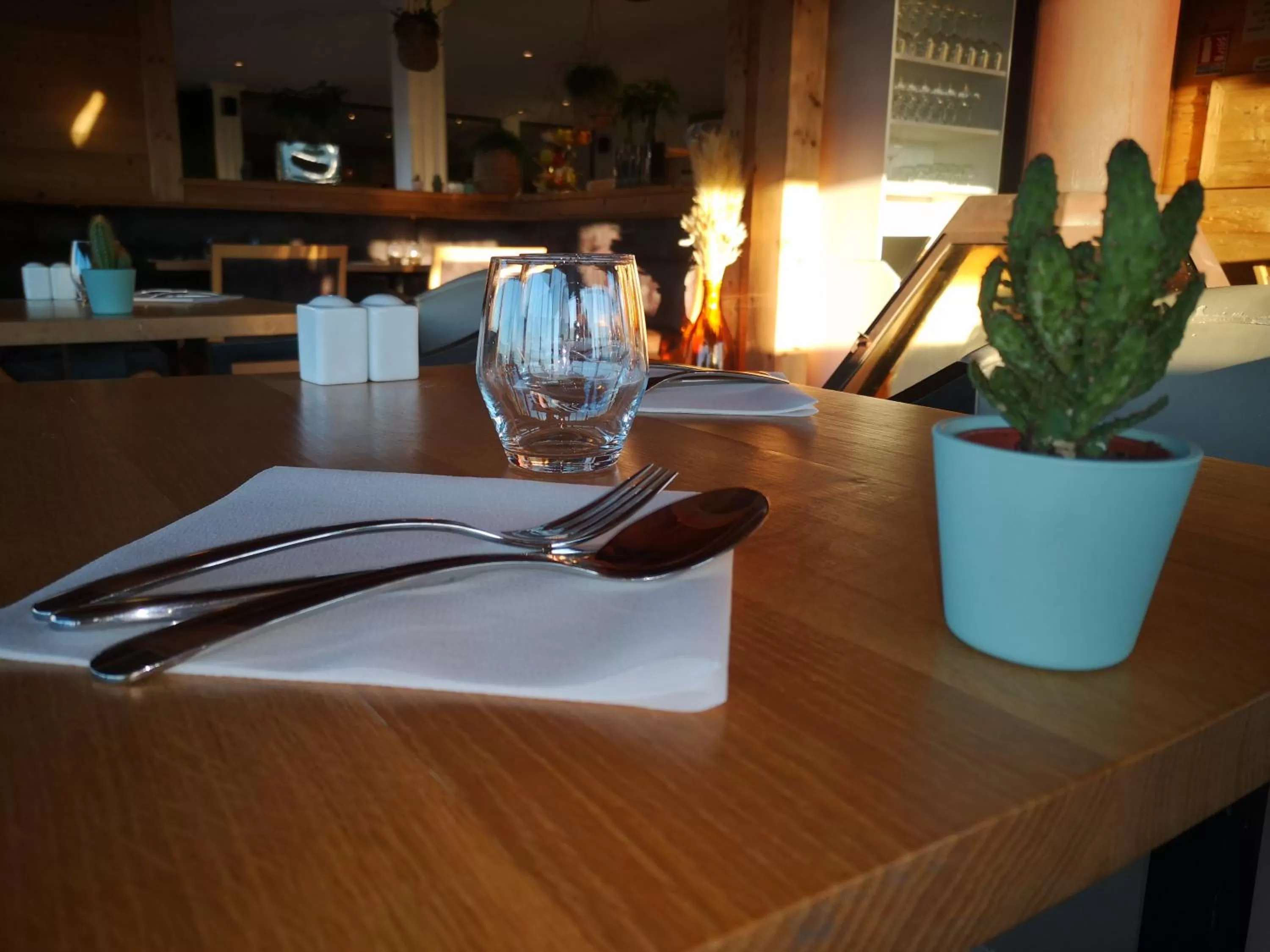 Restaurant/Places to Eat in Les Suites - Konine 4 - Hotel & Bar & Restaurant