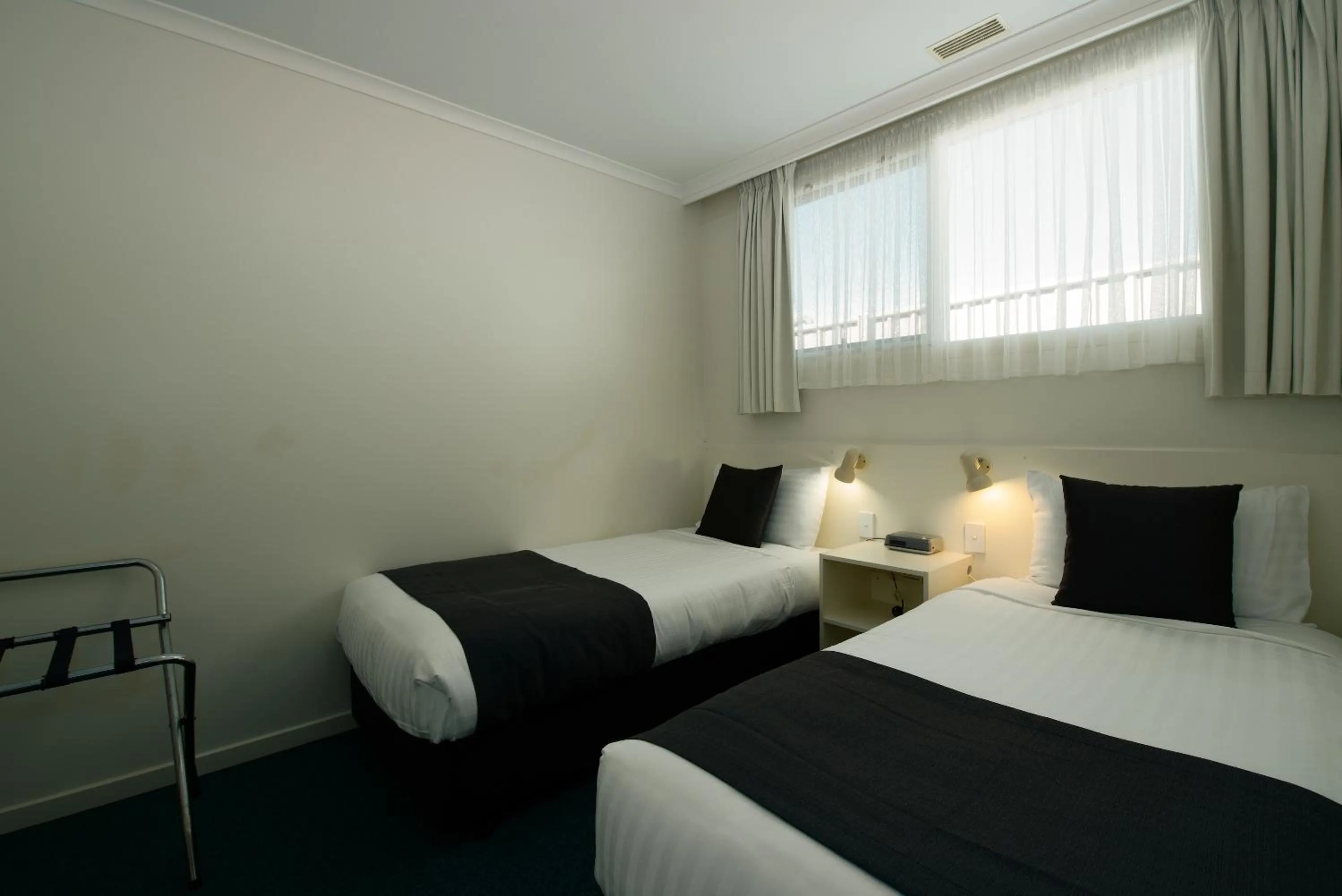 Bedroom, Bed in Barclay Motor Inn