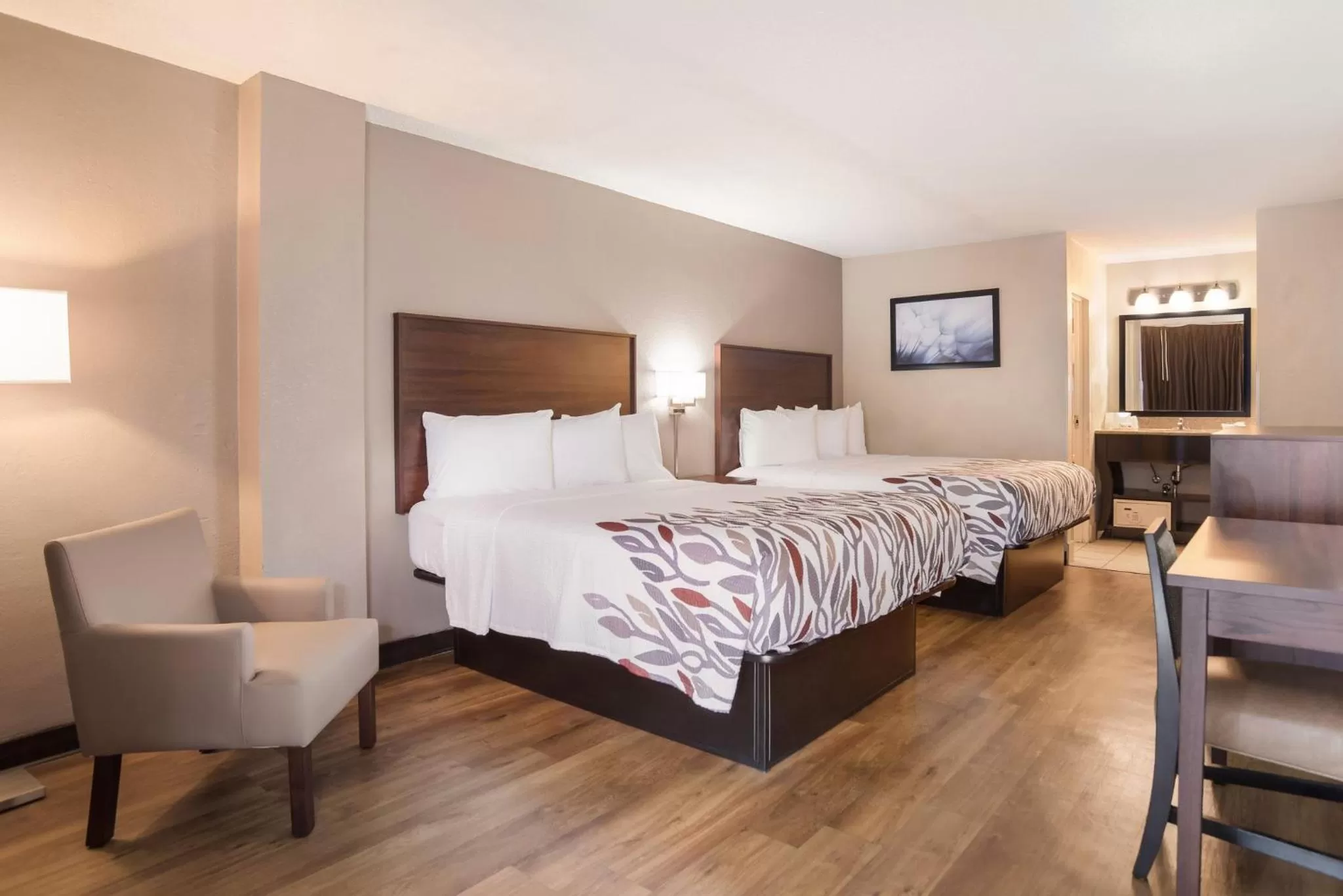 Photo of the whole room, Bed in Red Roof Inn Baltimore South Glen Burnie