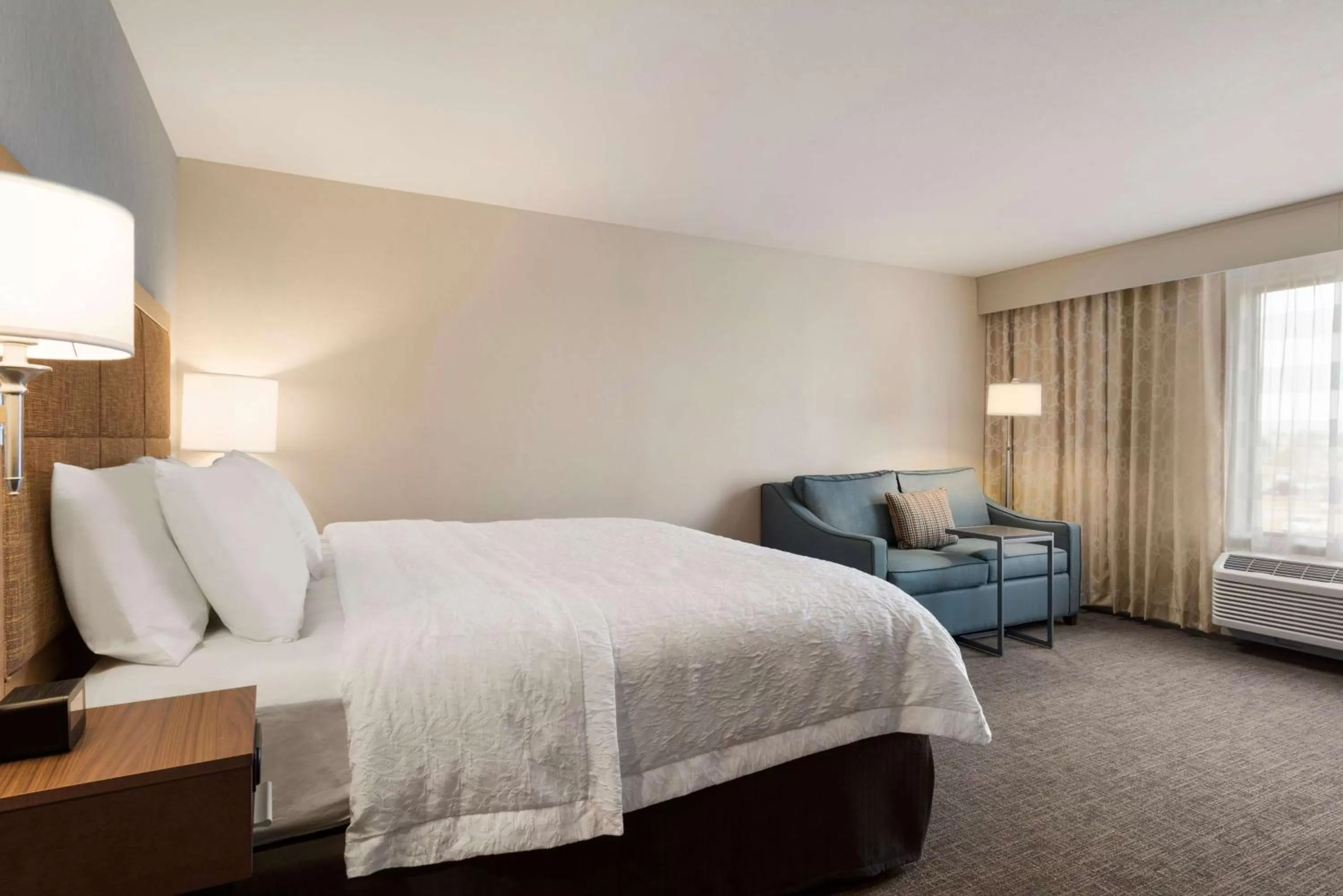 Bed in Hampton Inn Lincoln Airport, Ne