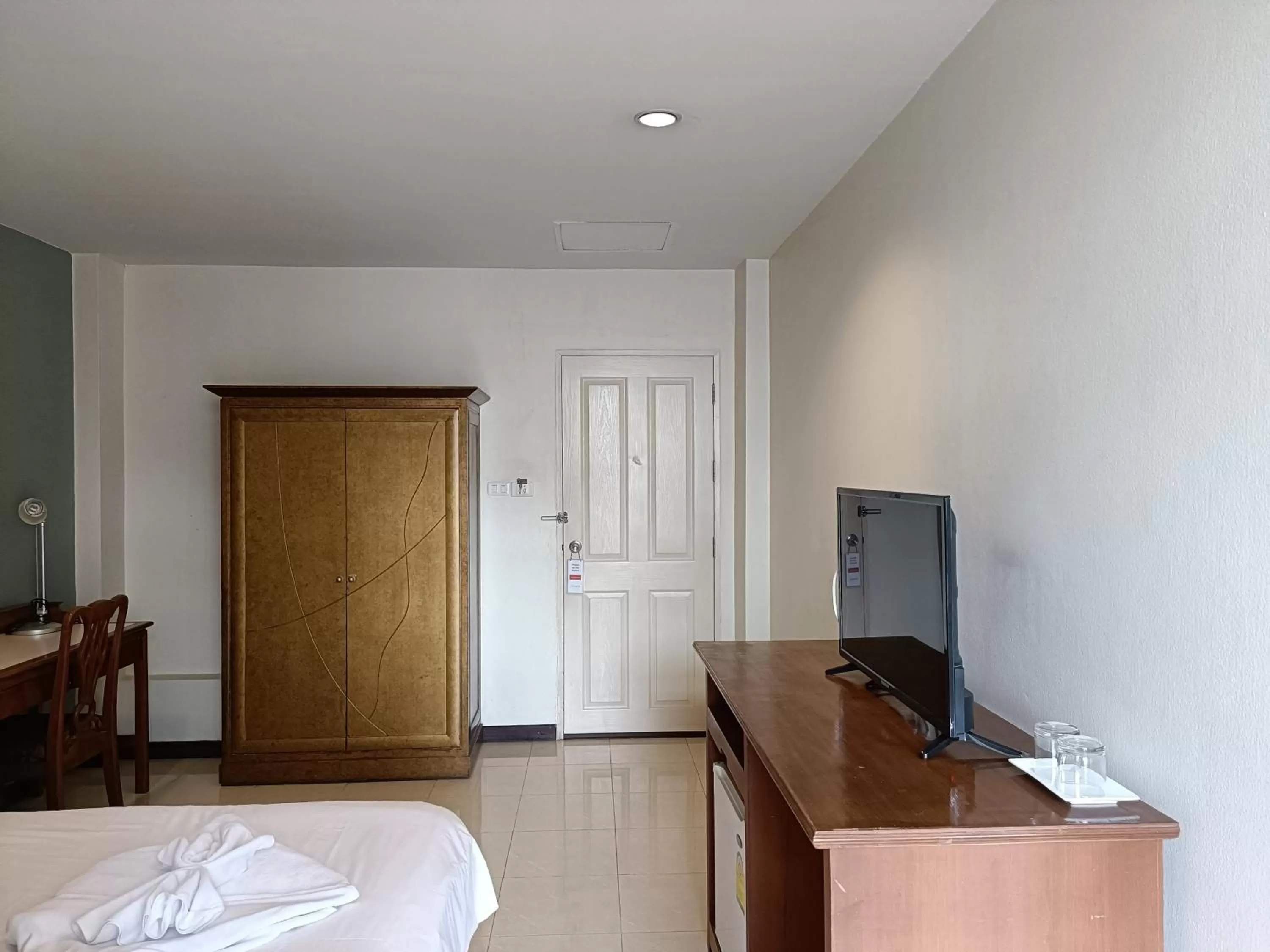 TV and multimedia, Bed in JL Bangkok Hotel