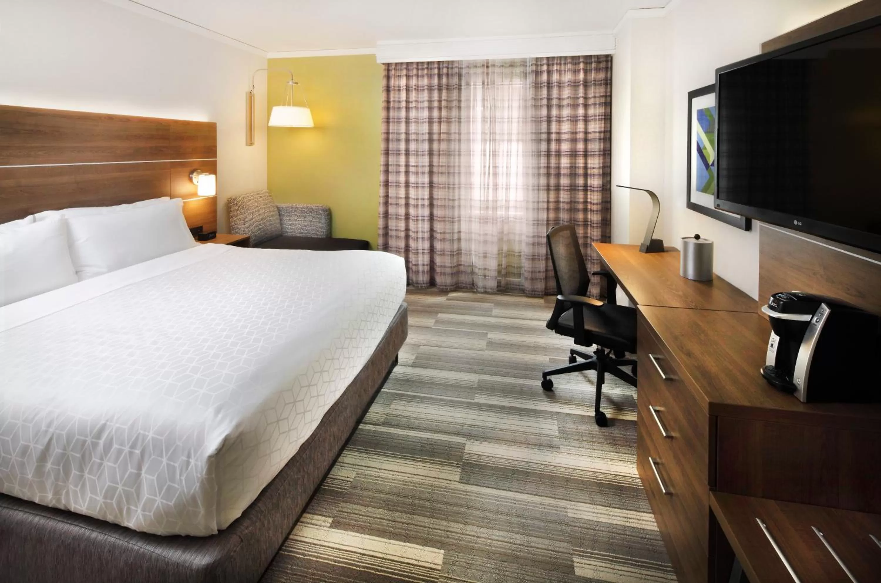 Photo of the whole room, Bed in Holiday Inn Express Hotel & Suites Fisherman's Wharf by IHG