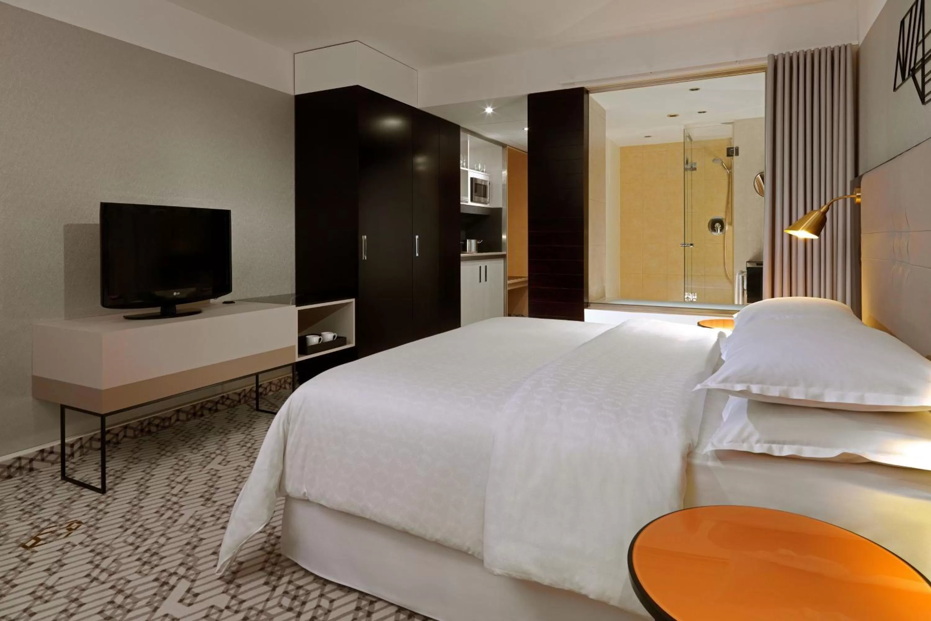 Photo of the whole room, Bed in Four Points by Sheraton Munich Arabellapark