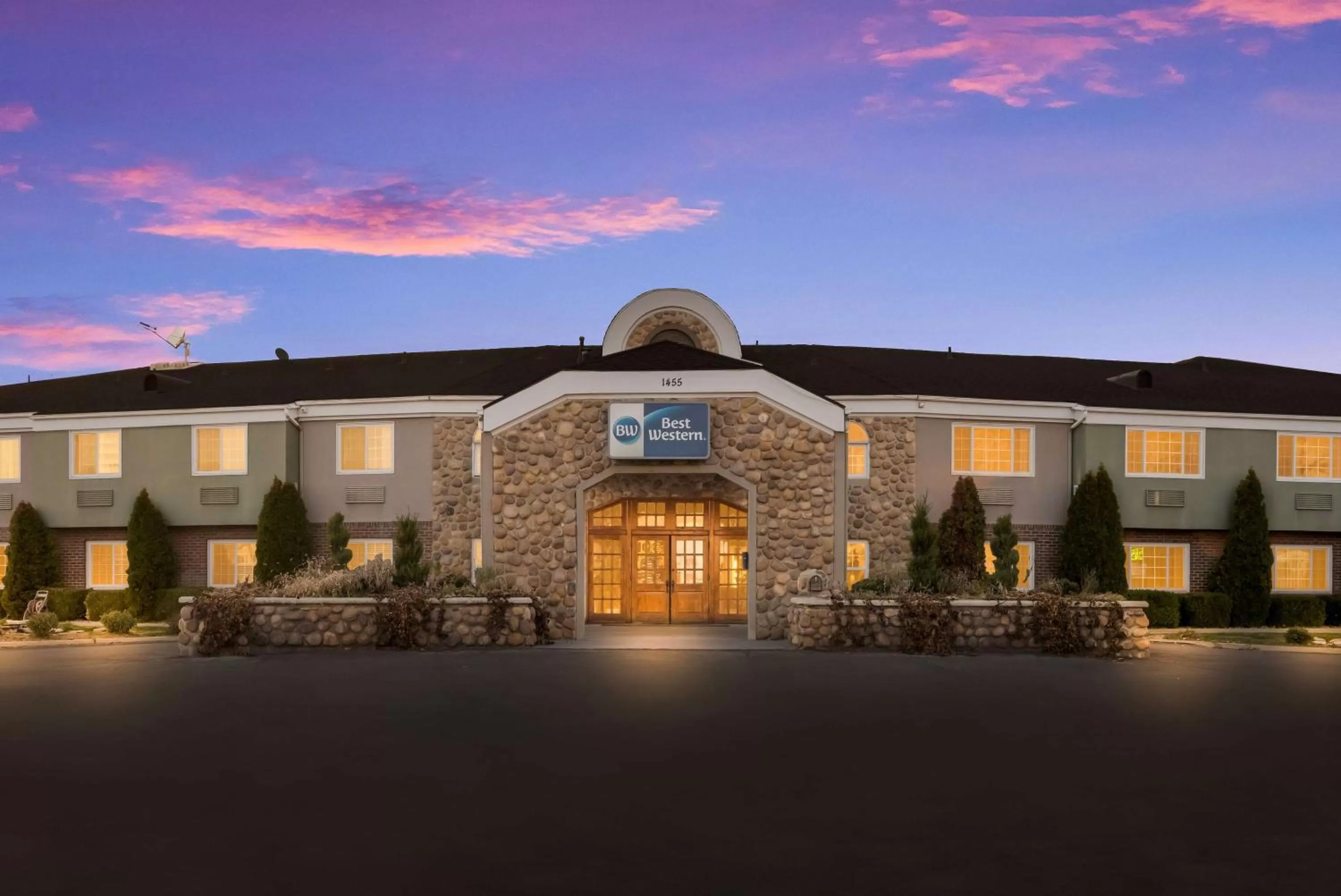 Property building in Best Western Mountain View Inn