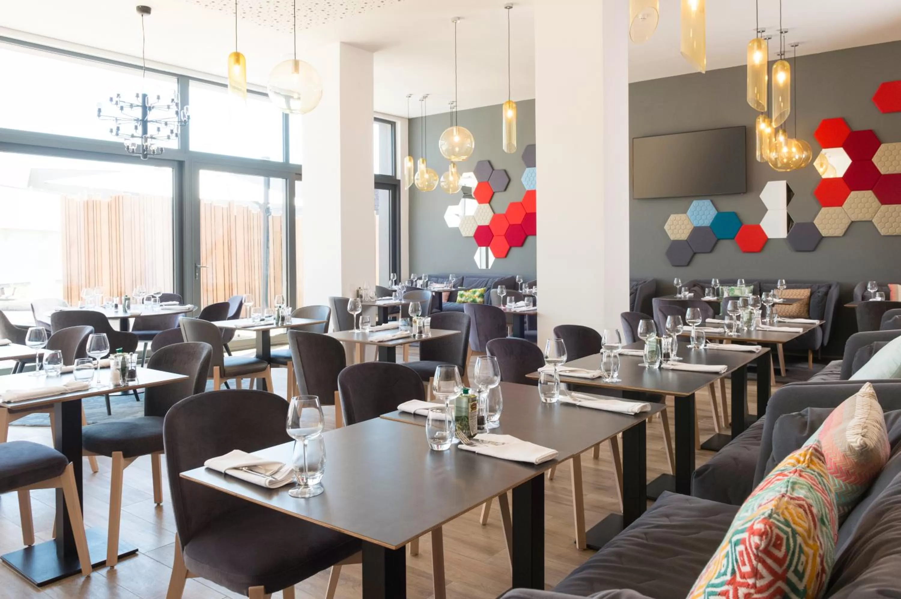 Restaurant/places to eat in Novotel Charleroi Centre