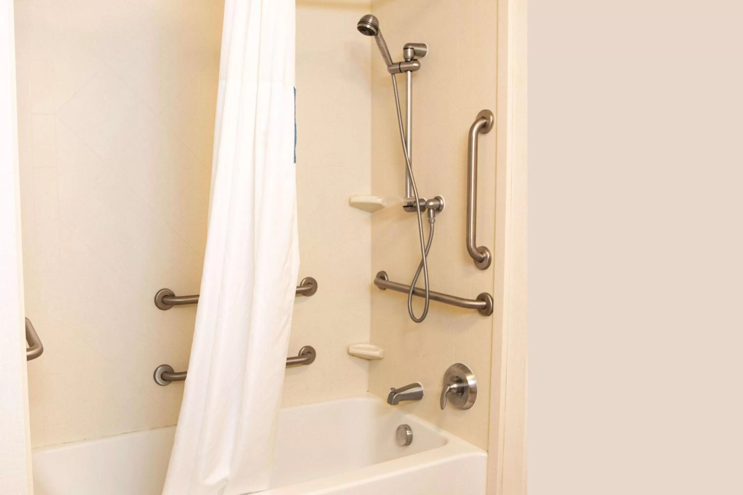 Bathroom in Hampton Inn Gloucester