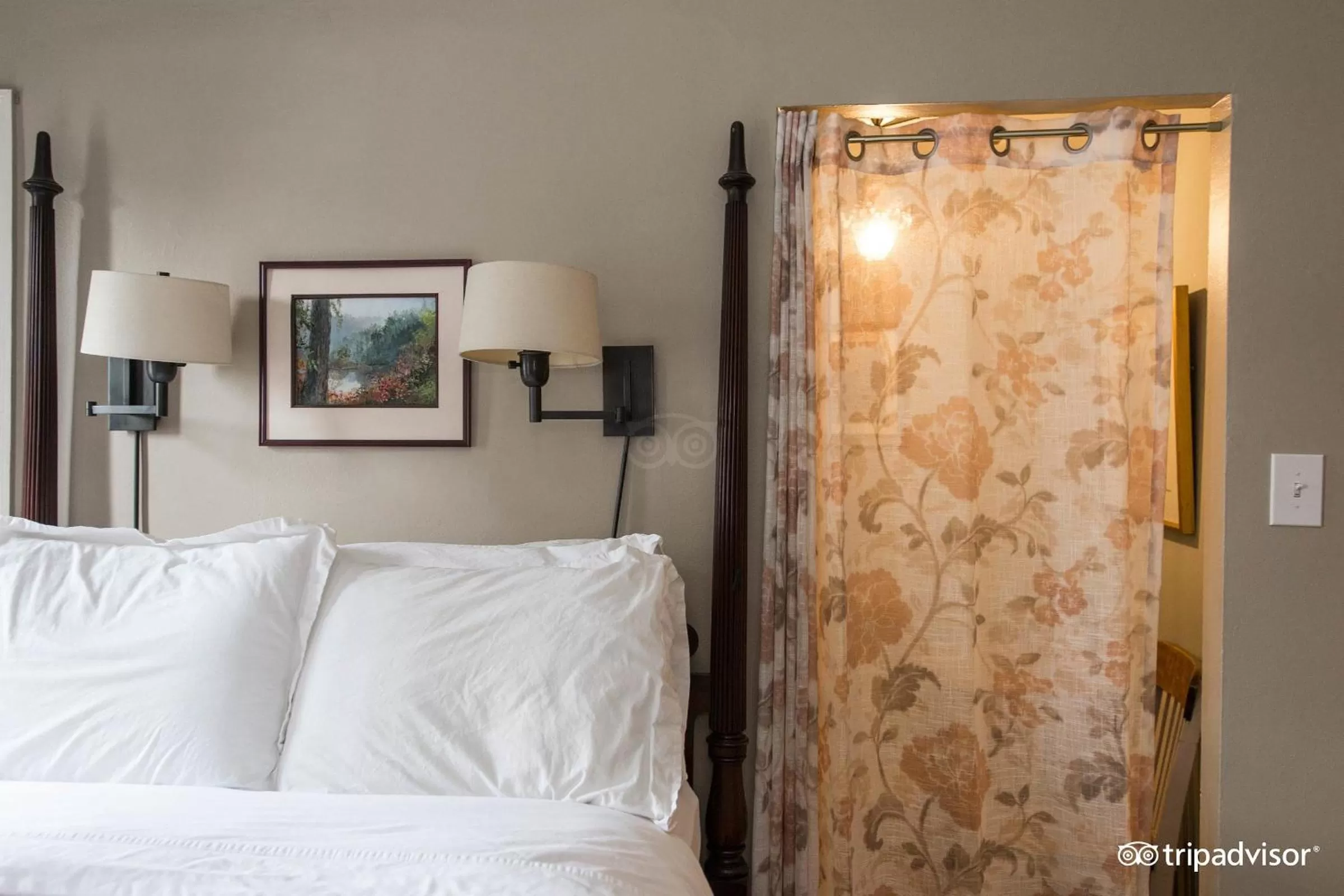 Bed in Incentra Village Hotel