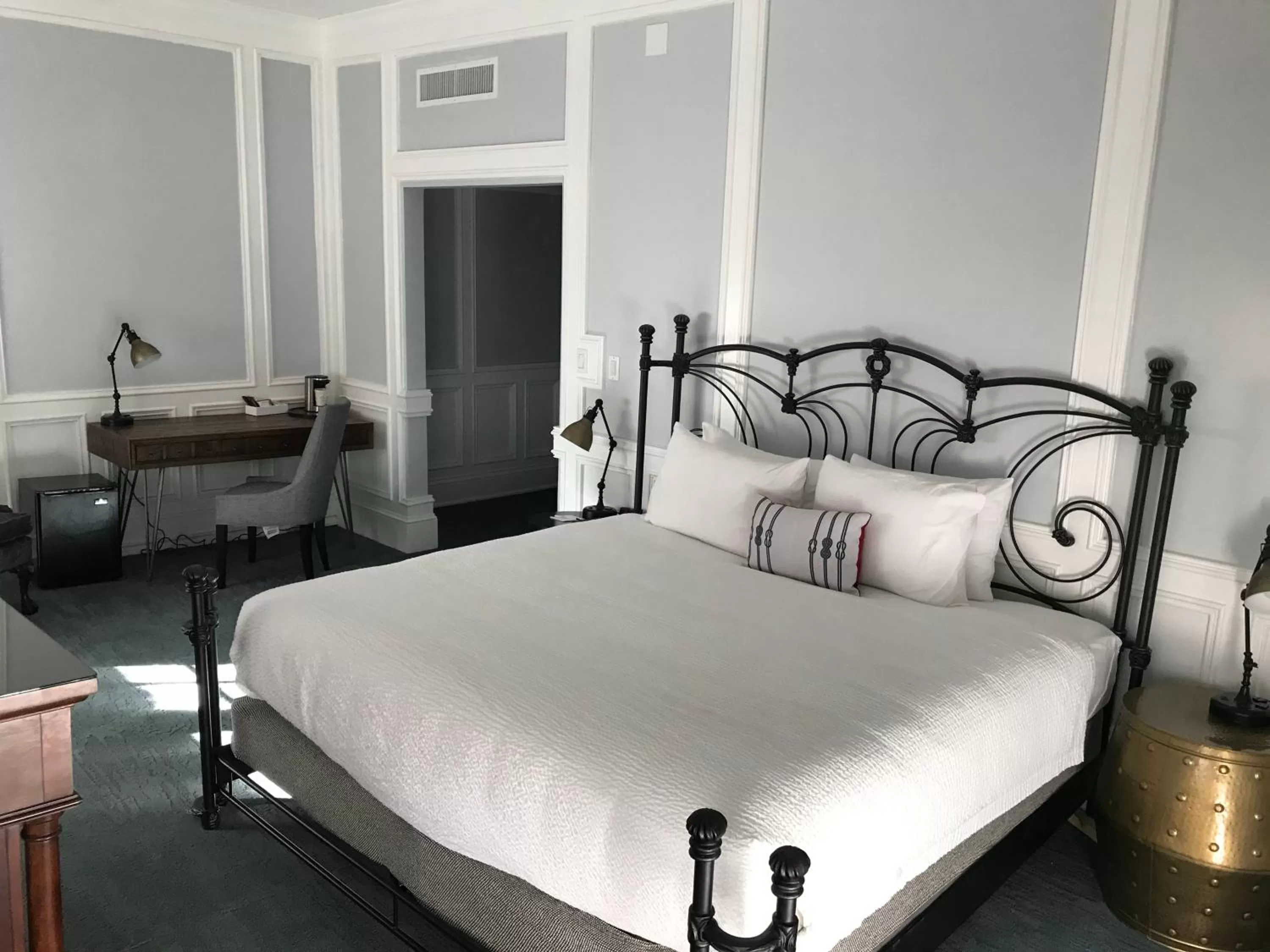 Photo of the whole room, Bed in River Street Inn