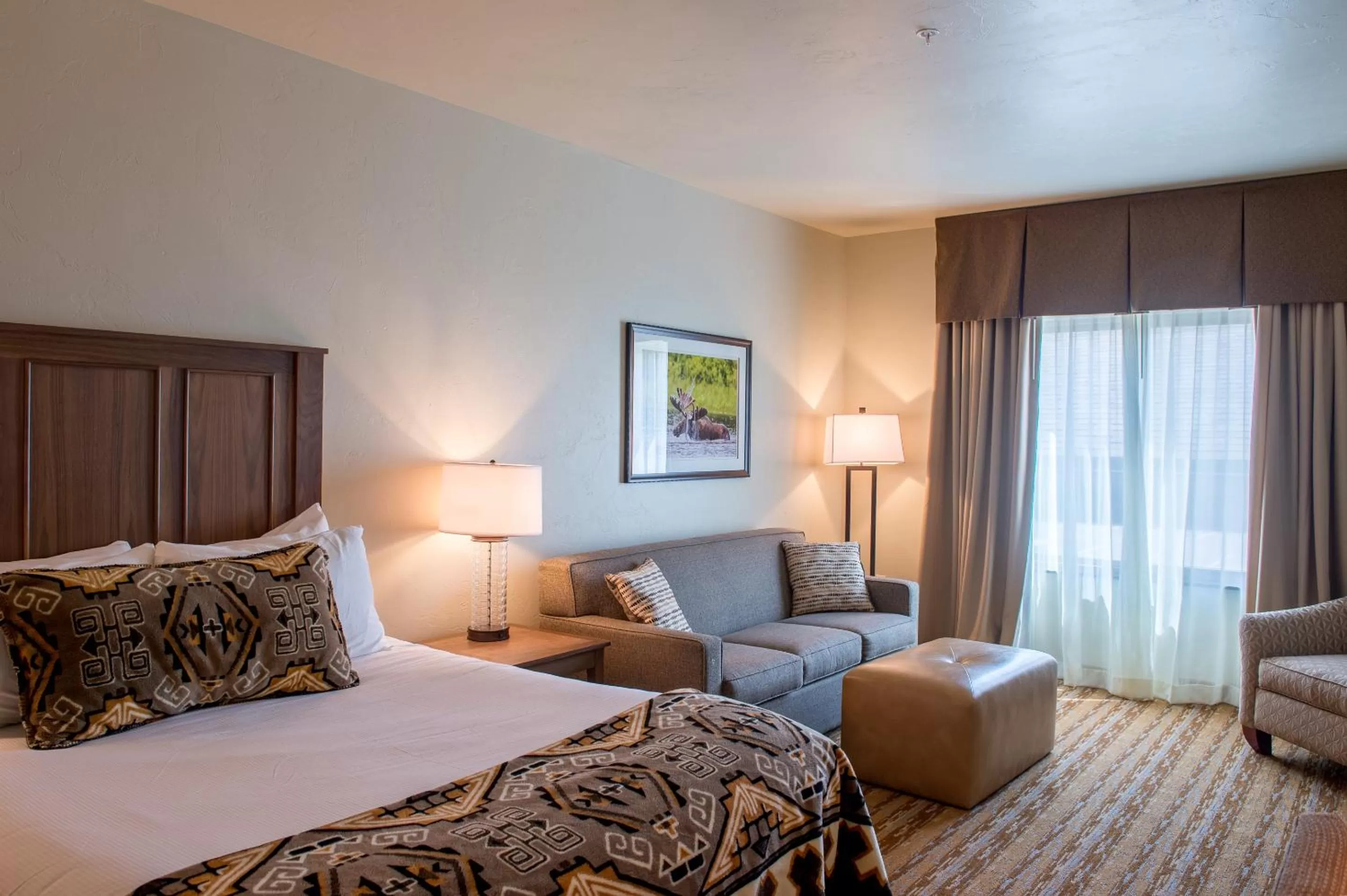 Seating area, Bed in Cedar Creek Lodge & Conference Center