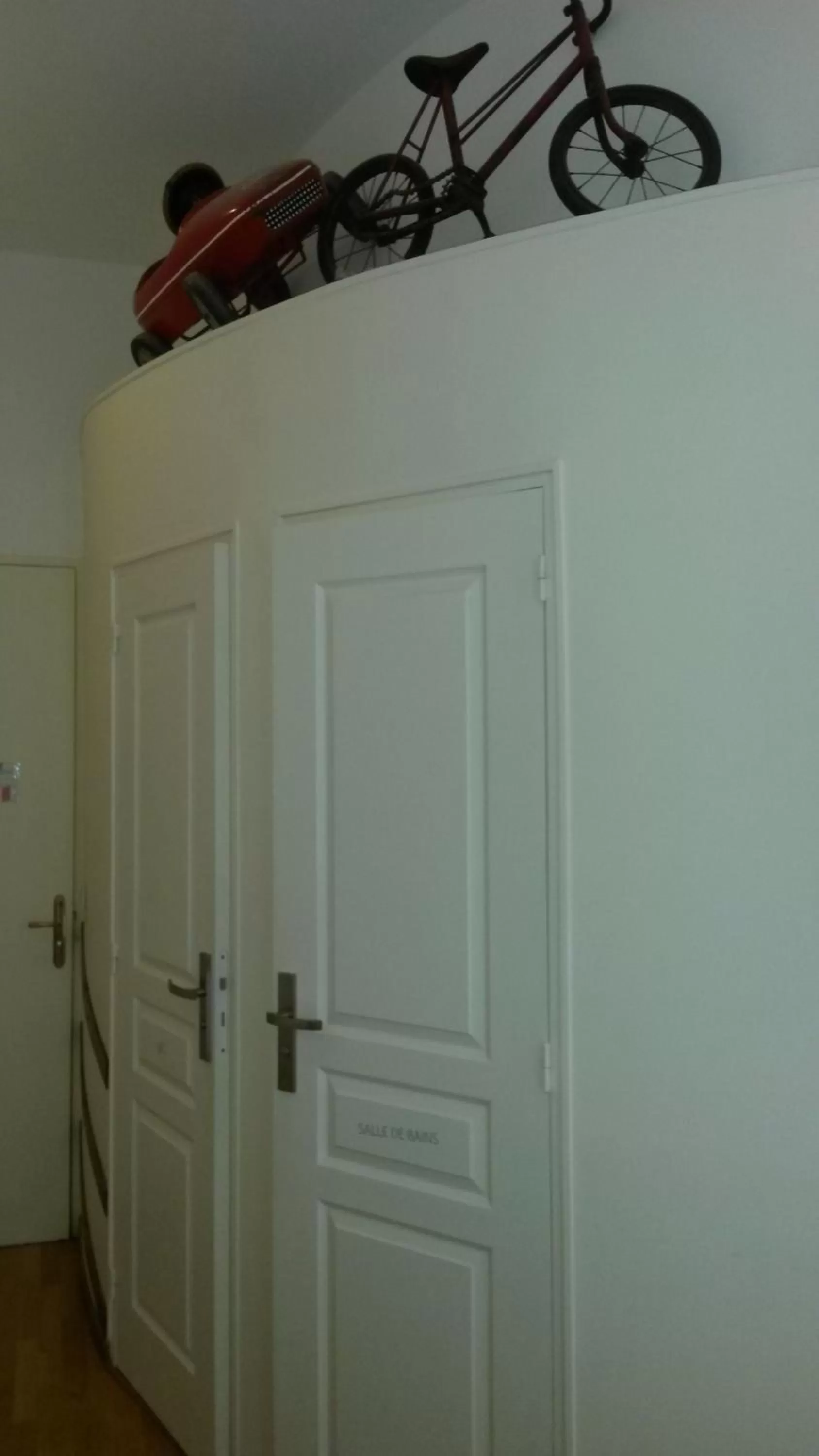 Shower in Hôtel Le Boulevardier