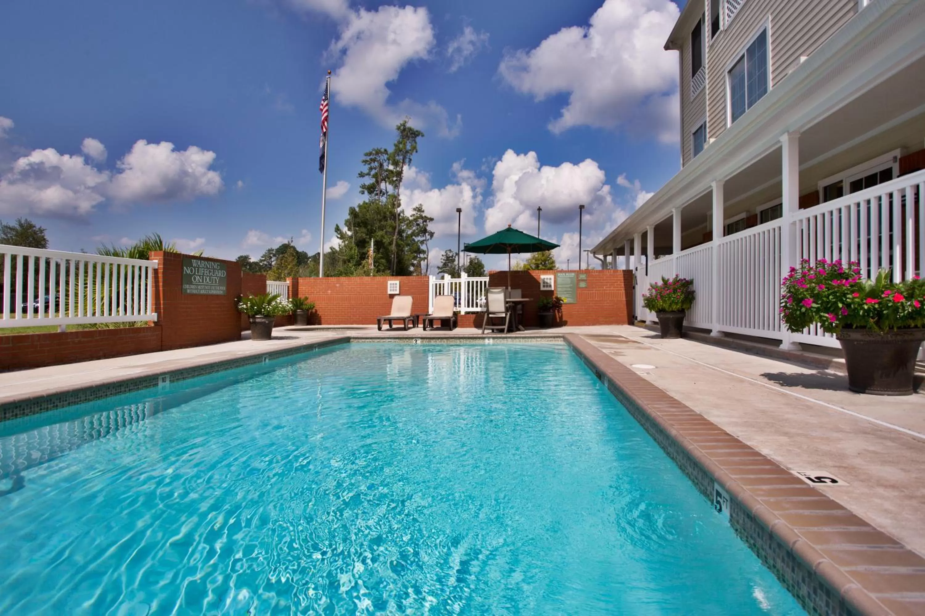 Property building in Country Inn & Suites by Radisson, Covington, LA
