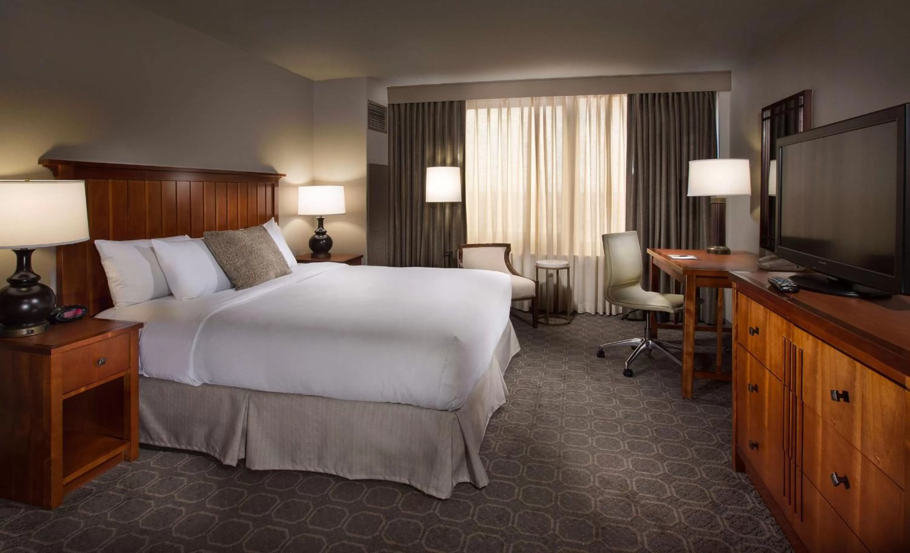 Bedroom, Bed in DoubleTree by Hilton Chicago - Oak Brook