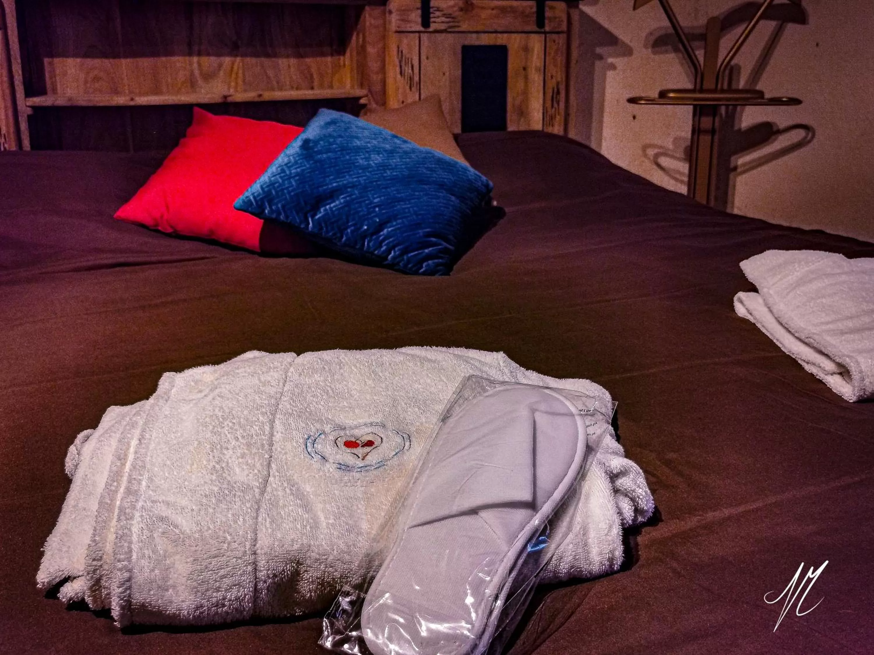 towels, Bed in LA GRANGE DES FRANGINES