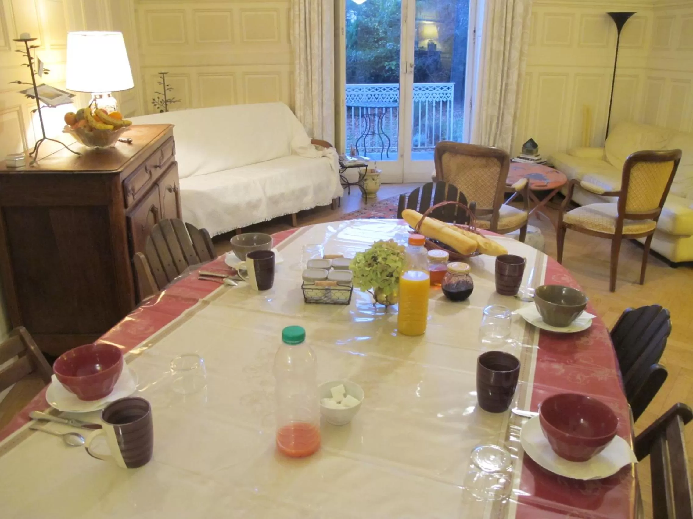 Breakfast in Villa Dampierre