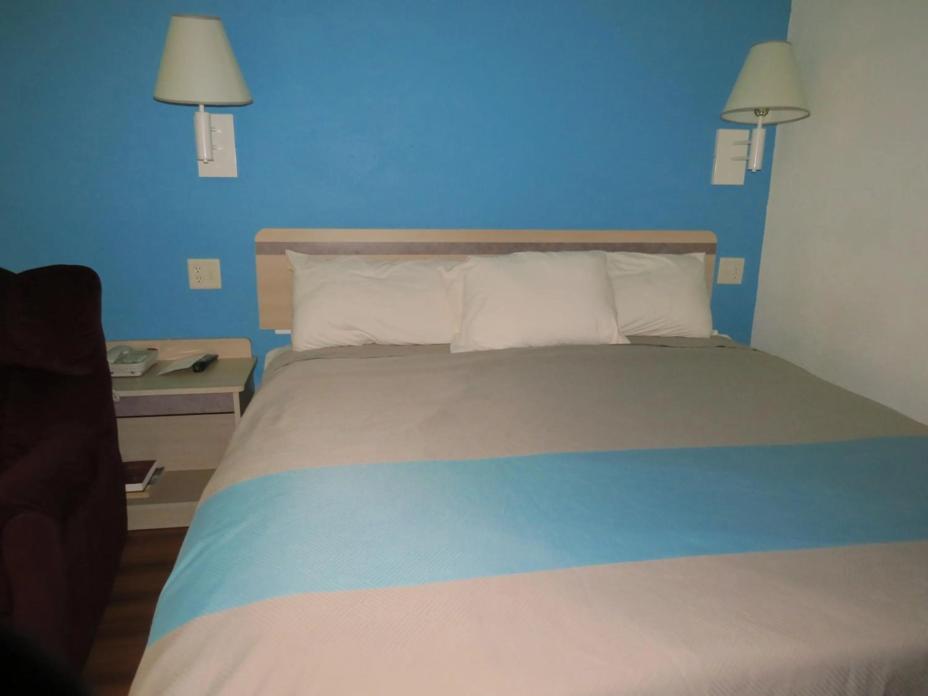 Bedroom, Bed in Motel 6-Mitchell, SD