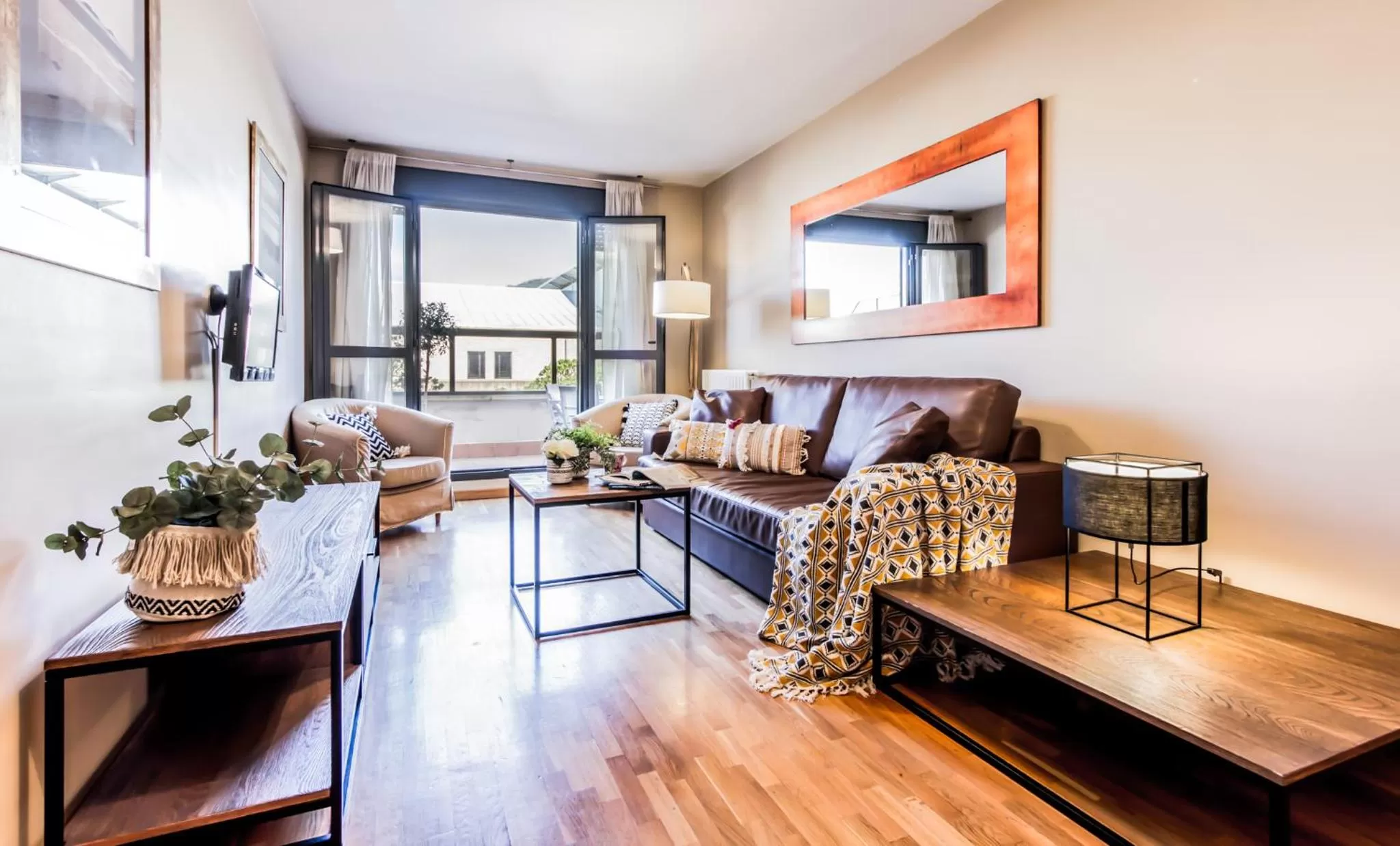 Photo of the whole room, Seating Area in Suites Pamplona Plaza