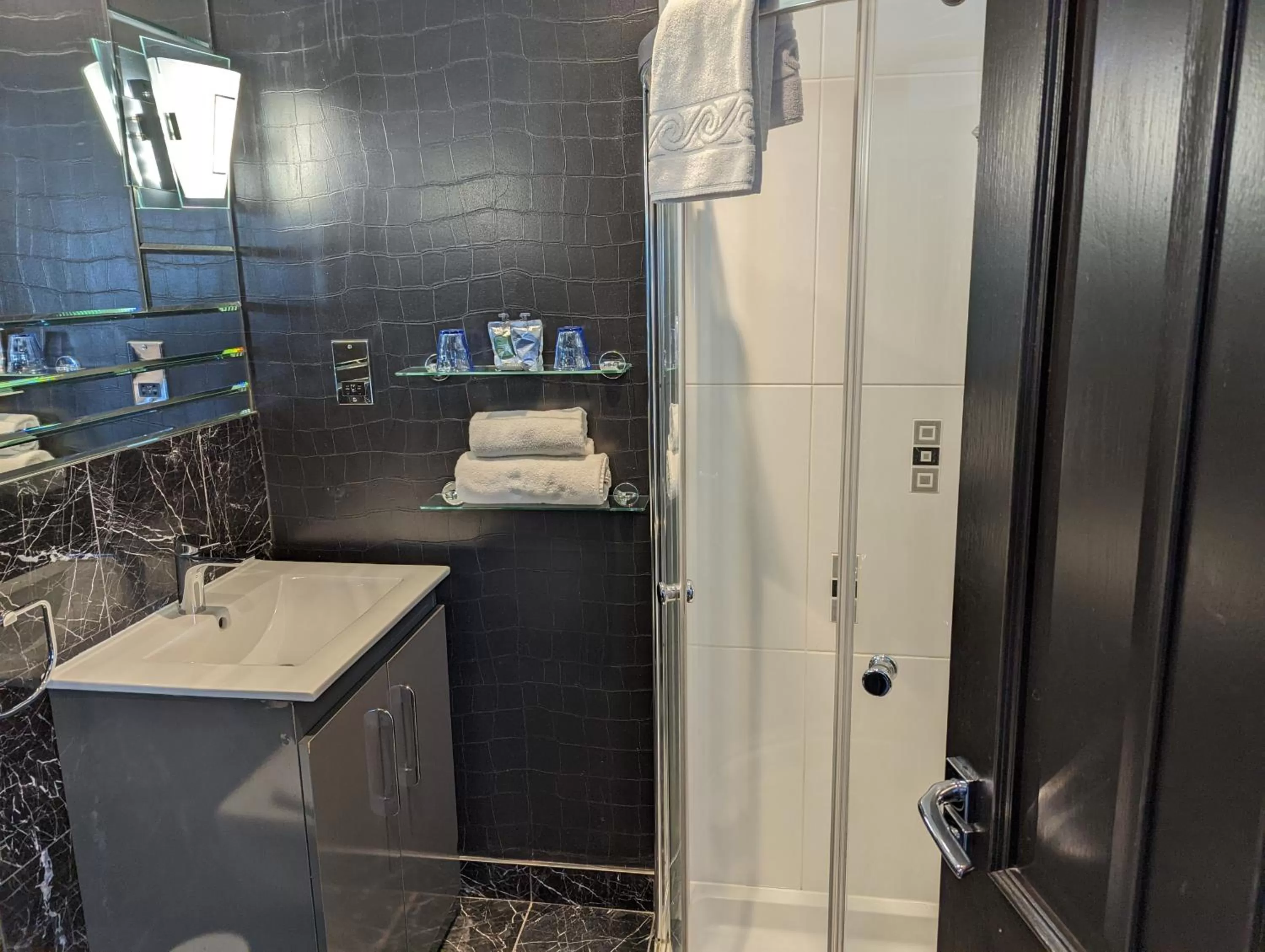 Shower in Suncliff Hotel - OCEANA COLLECTION