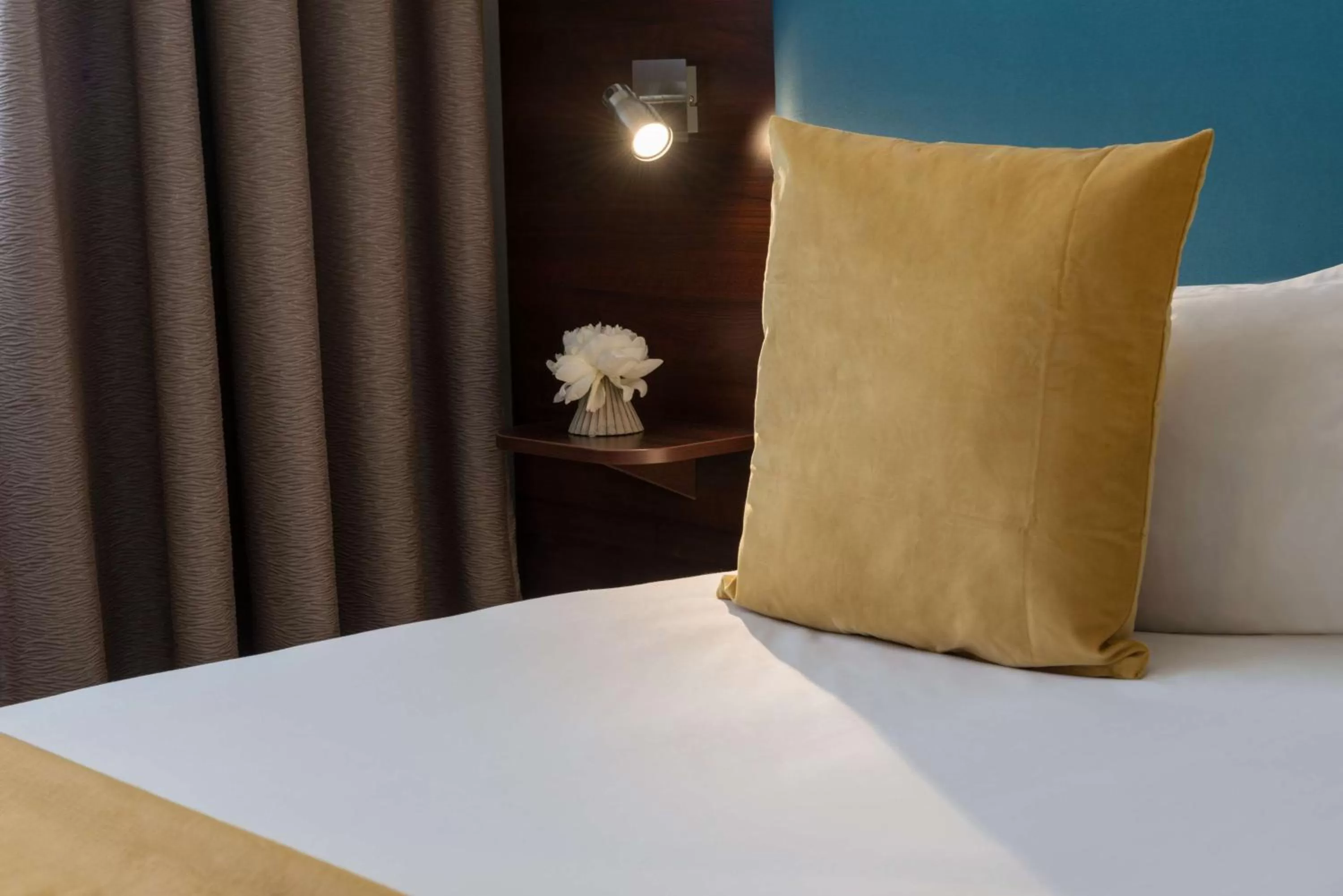 Photo of the whole room, Bed in Best Western Hotel le Galice Aix-en-Provence